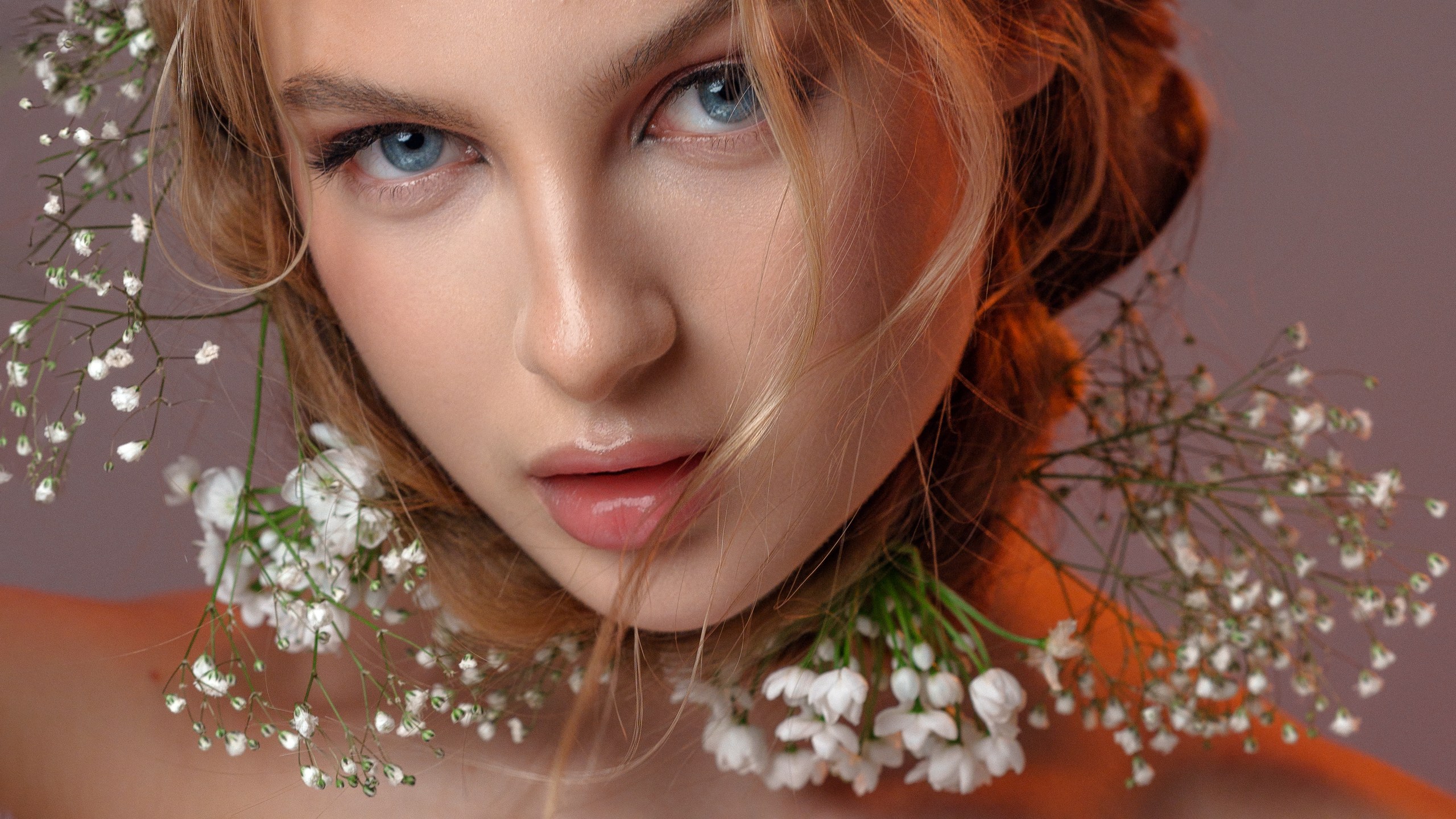 People 2560x1440 Valentina Suvorova women blue eyes portrait glamour flowers closeup