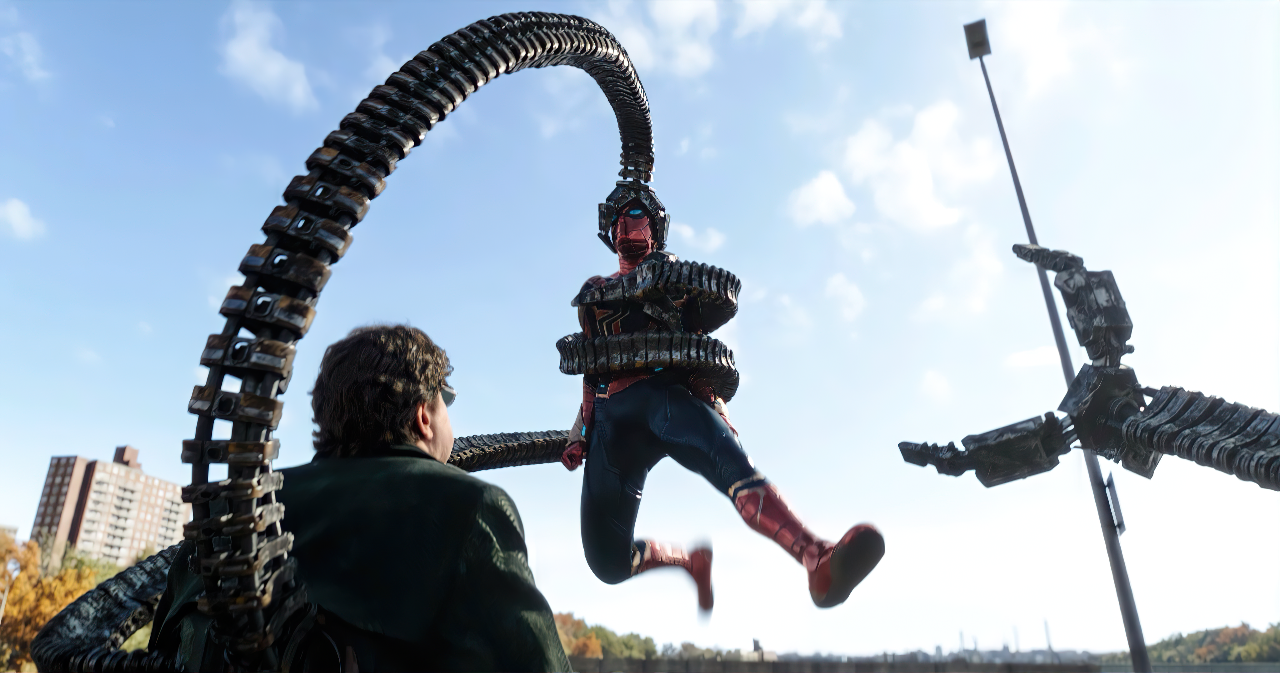 People 4096x2156 Spider-Man: No Way Home Doctor octopus tentacles film stills Alfred Molina fighting low-angle