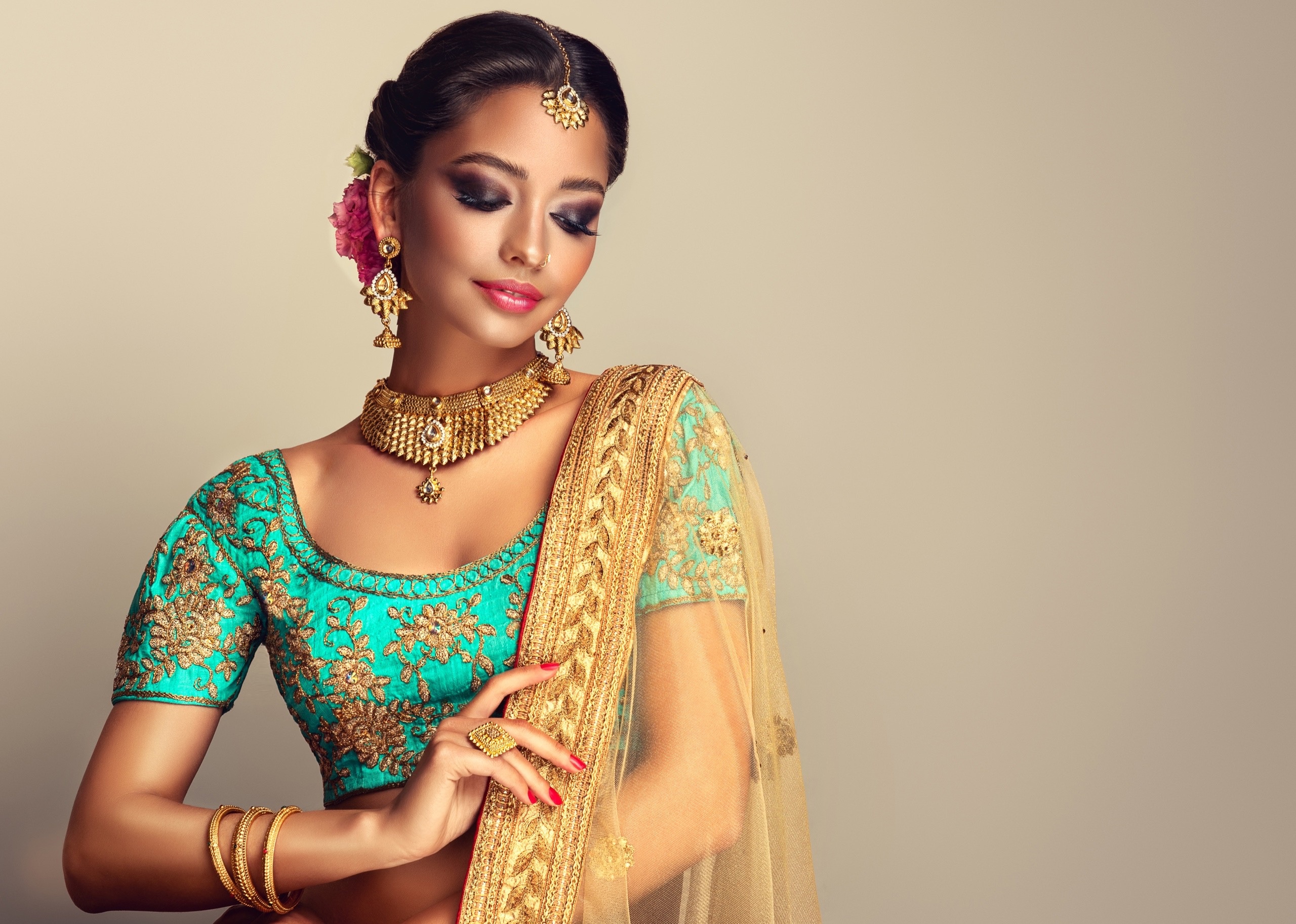 People 2560x1825 Darina Apraxina women glamour eyeshadow gold Indian