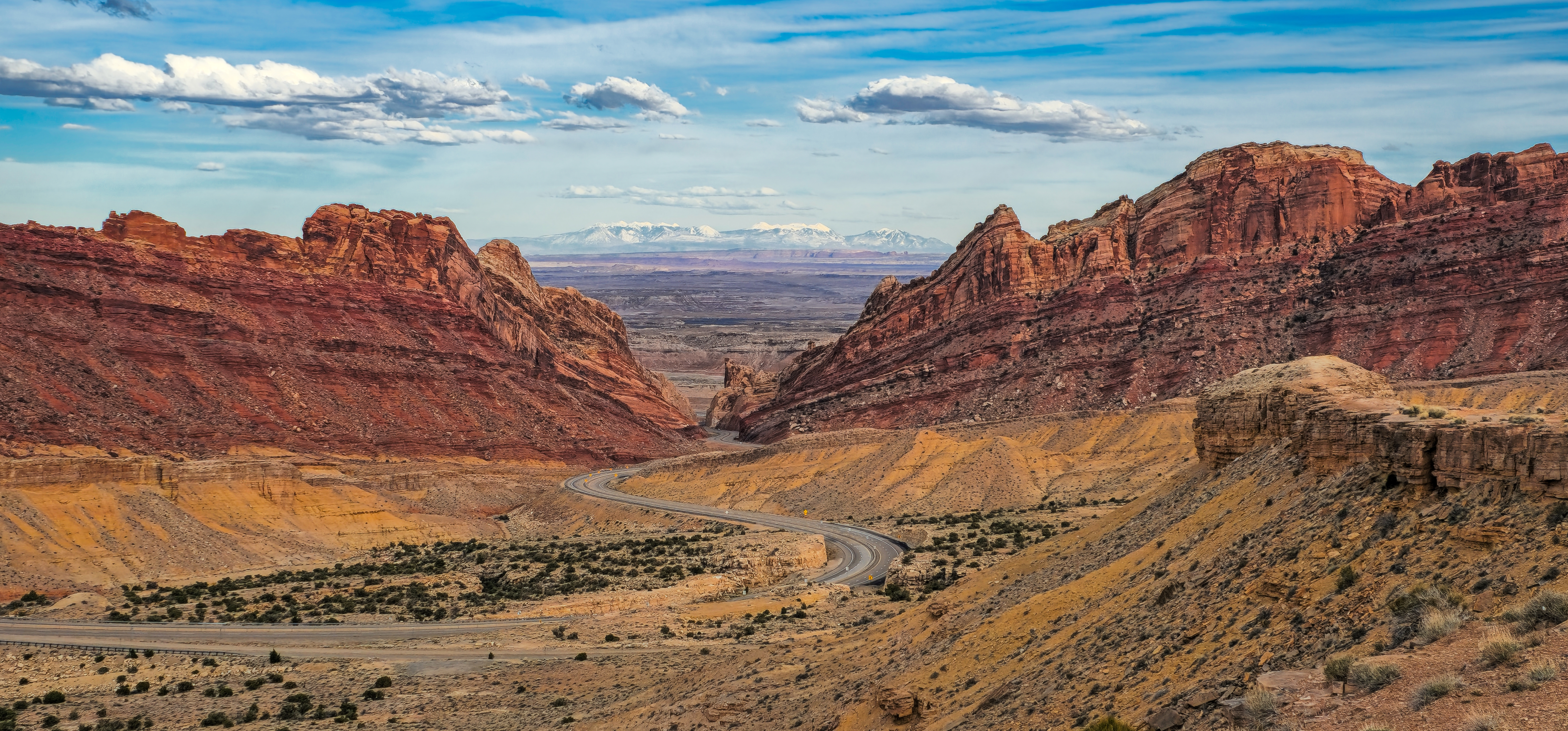 General 6854x3197 canyon desert curvy road Utah cliff