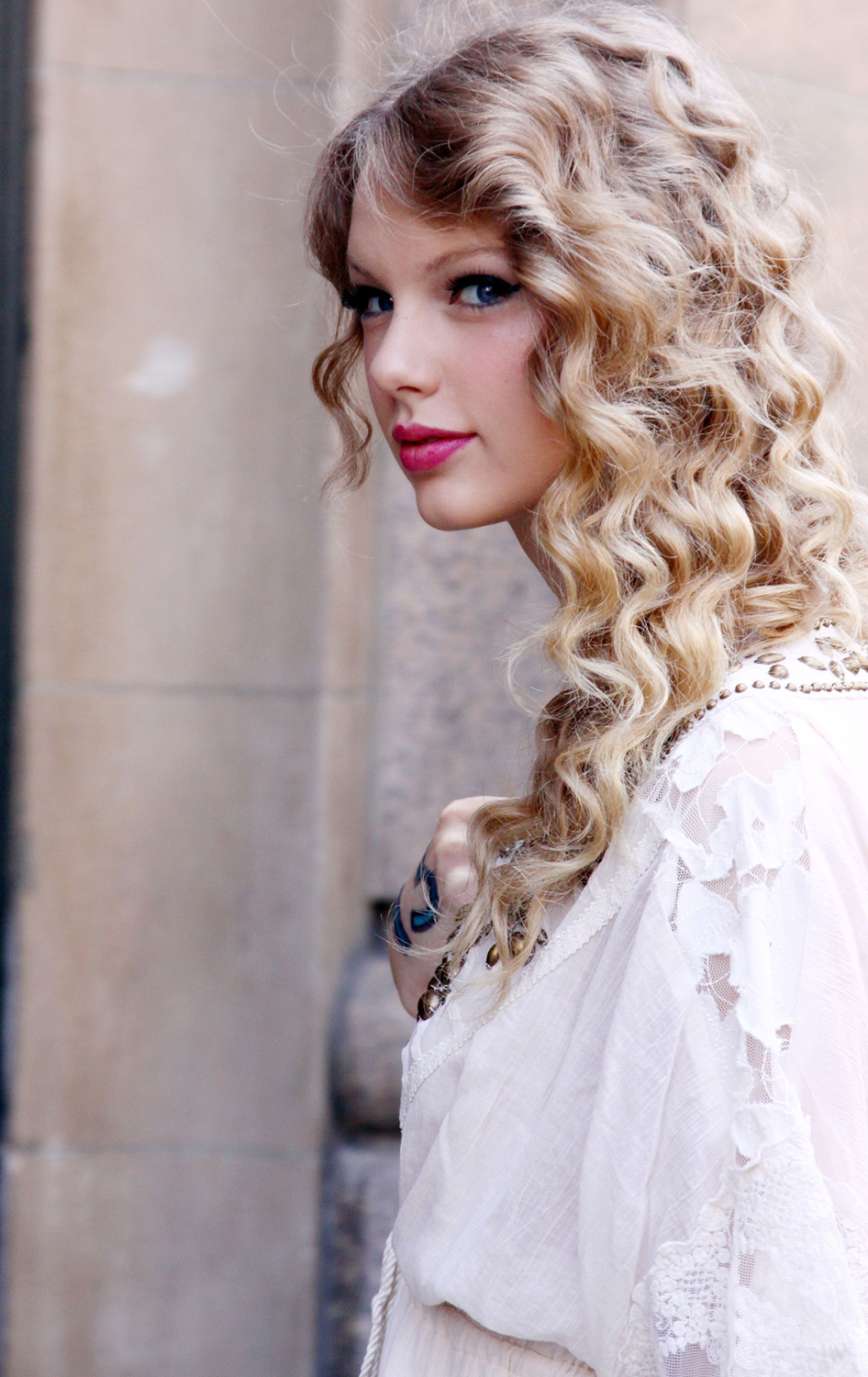 People 946x1500 Taylor Swift women blonde singer curly hair pink lipstick blue eyes long hair street