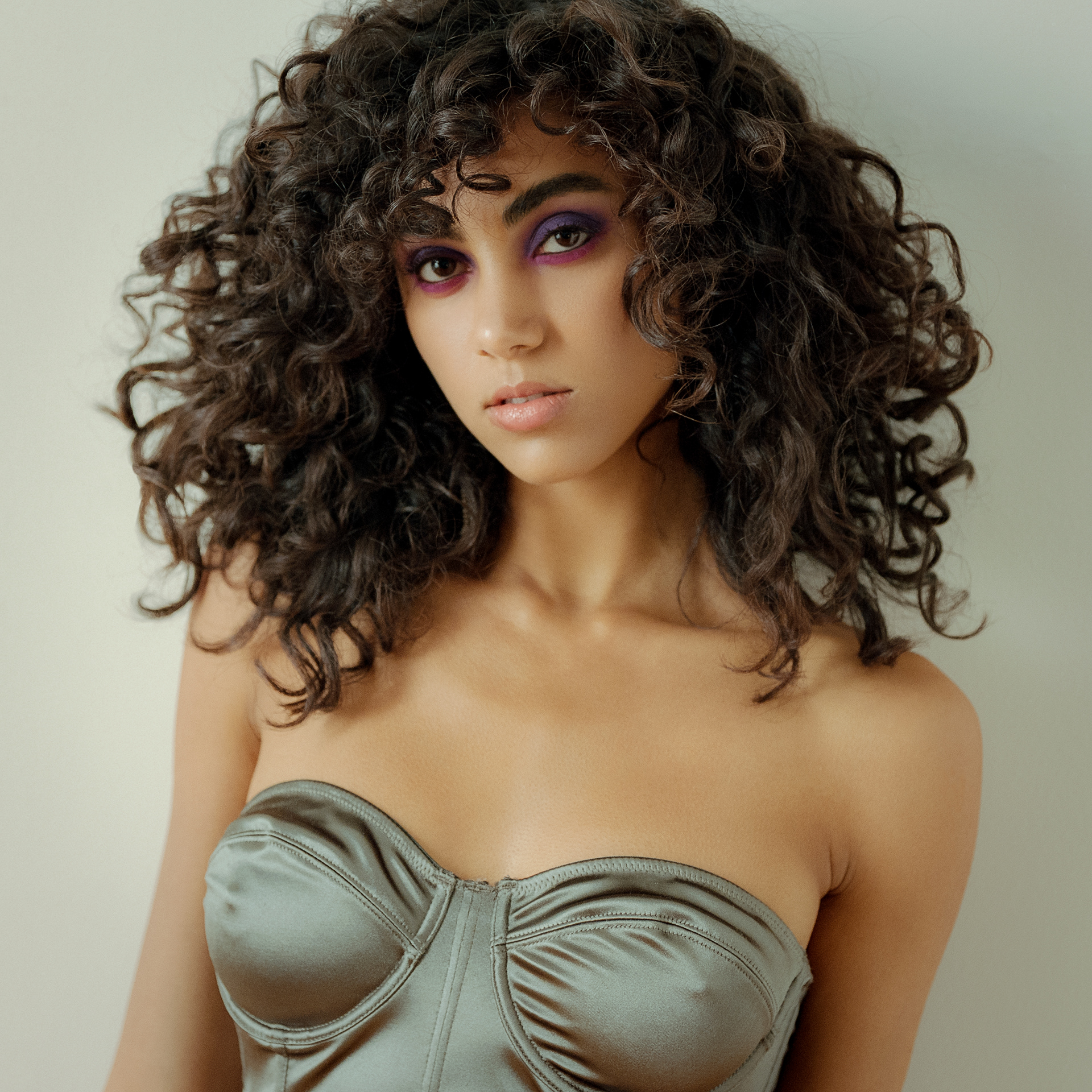 People 1920x1920 women women indoors face curly hair dark hair bare shoulders makeup