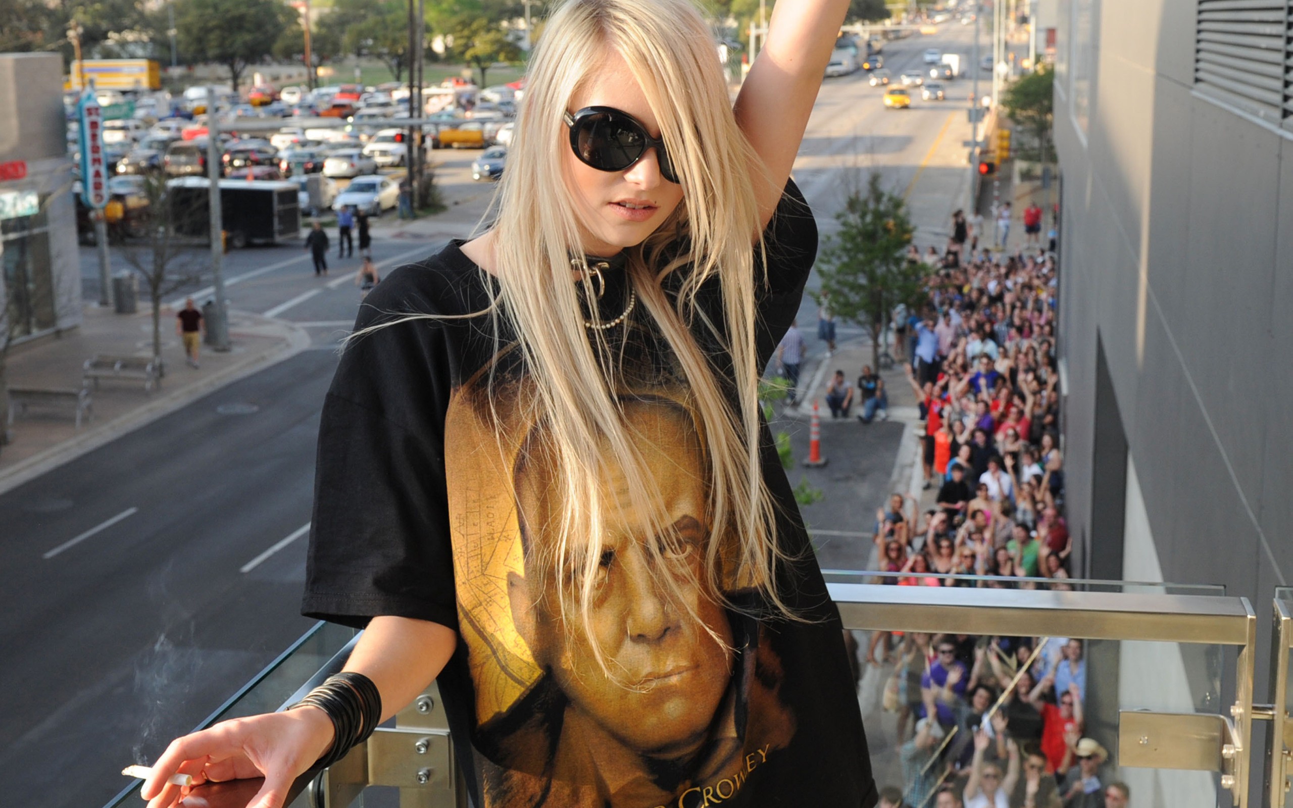 People 2560x1600 Taylor Momsen women women outdoors black t-shirt cigarettes celebrity T-shirt