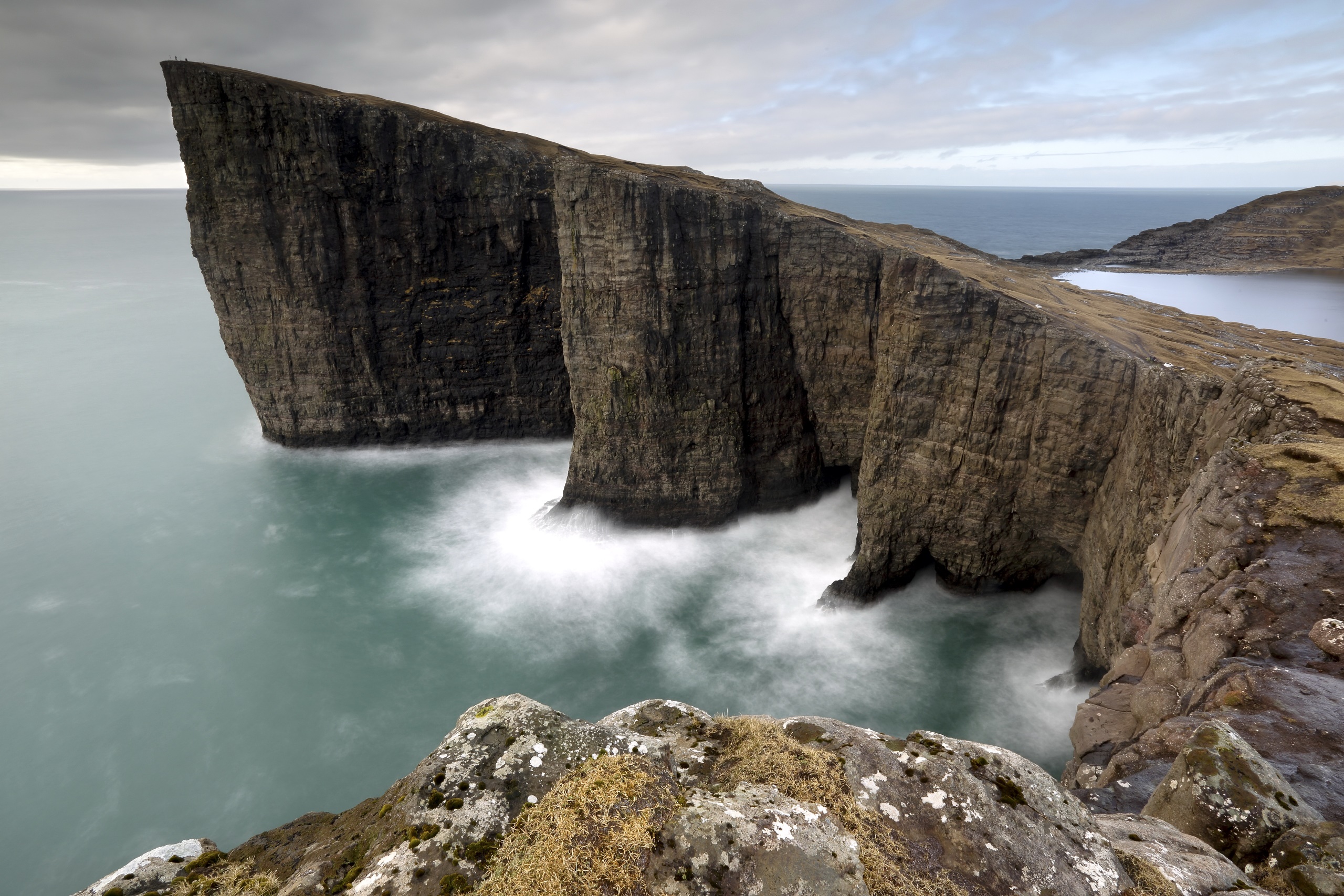 General 2560x1707 Faroe Islands island sea coast rocks cliff nature Sorvagsvatn