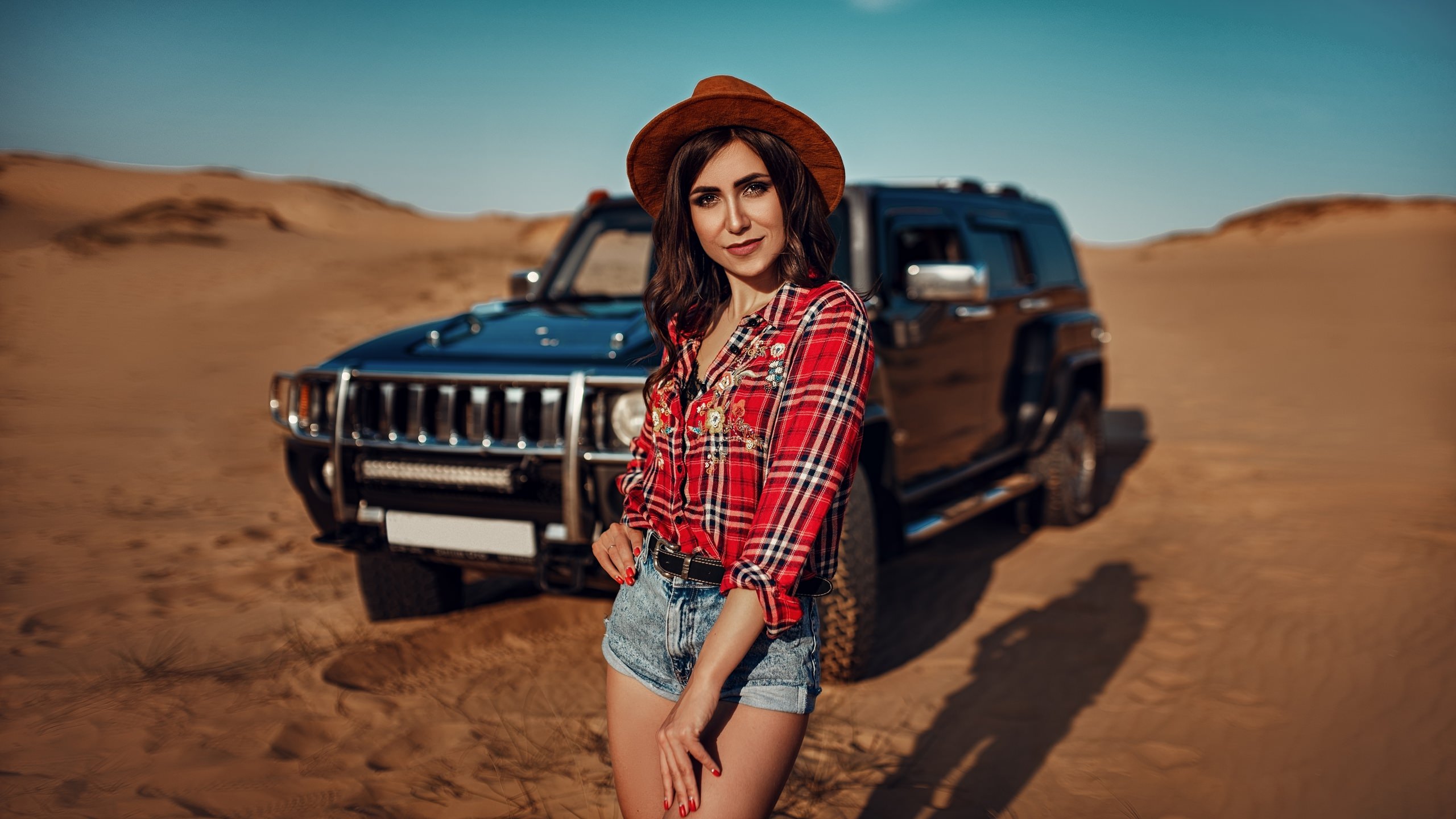 People 2560x1440 women hat women outdoors sky clouds car desert plaid shirt jean shorts women with cars smiling red nails belt Hummer American cars