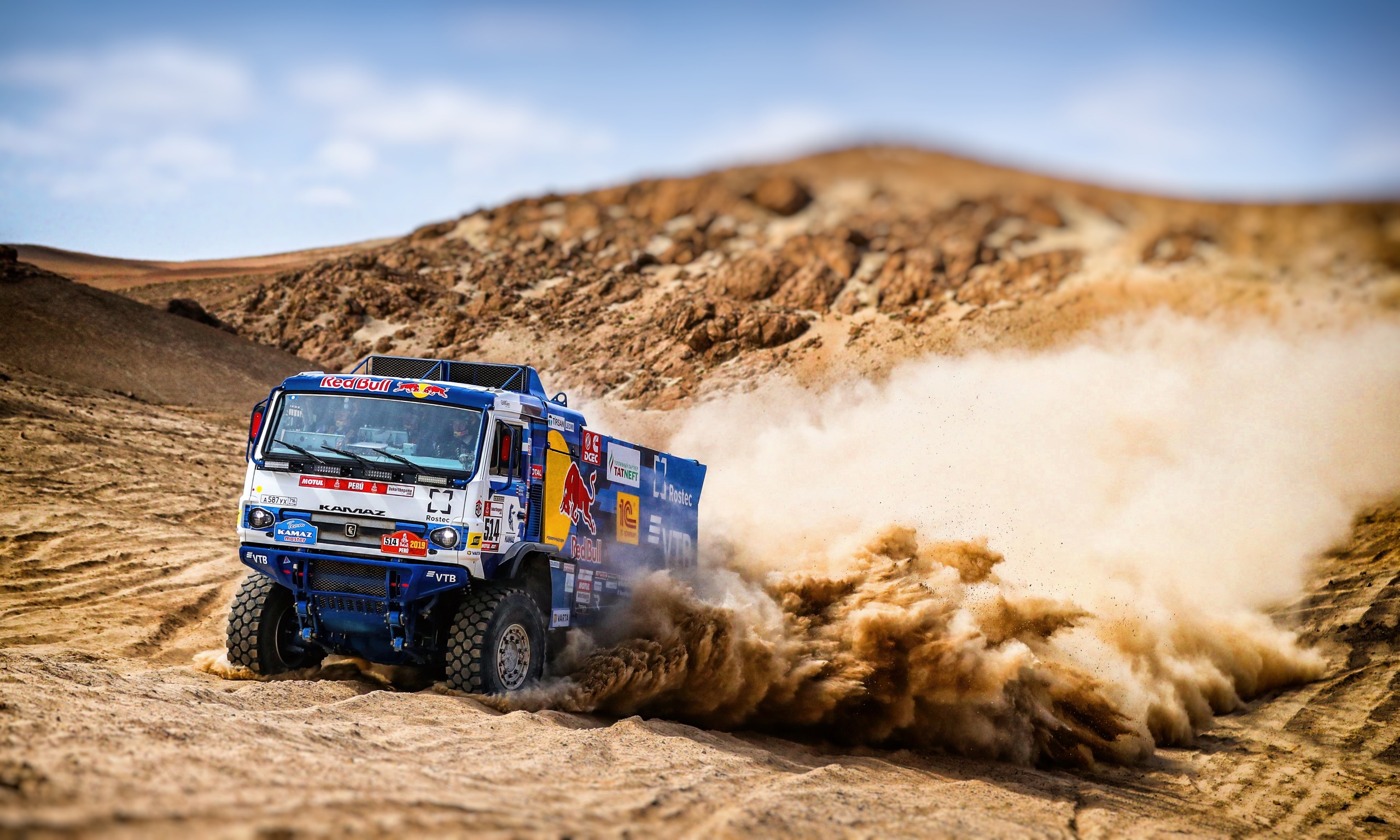 General 2560x1536 desert Rally vehicle truck racing Kamaz motorsport Red Bull Racing sand sport Blue Trucks livery Russian trucks