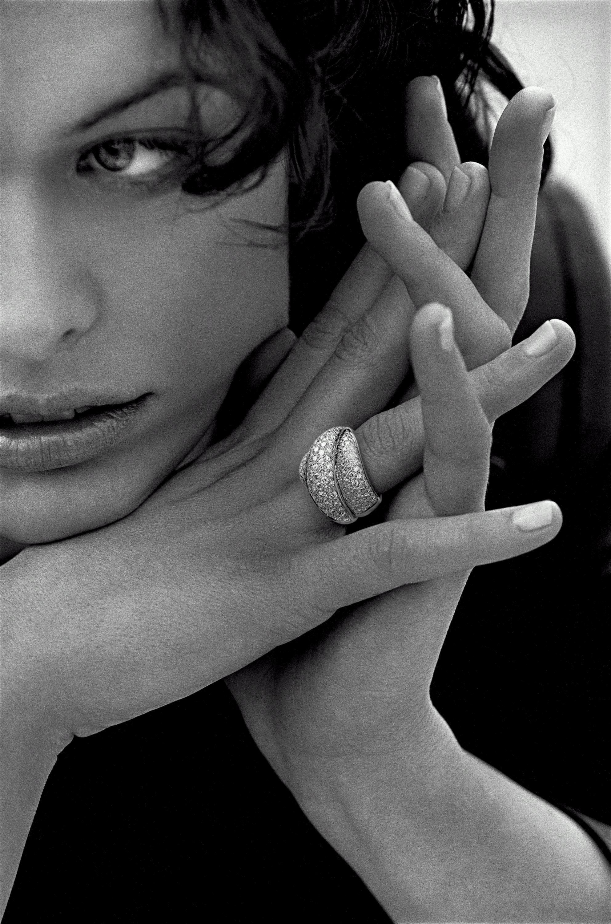 People 1985x3000 Milla Jovovich  model actress women monochrome looking away