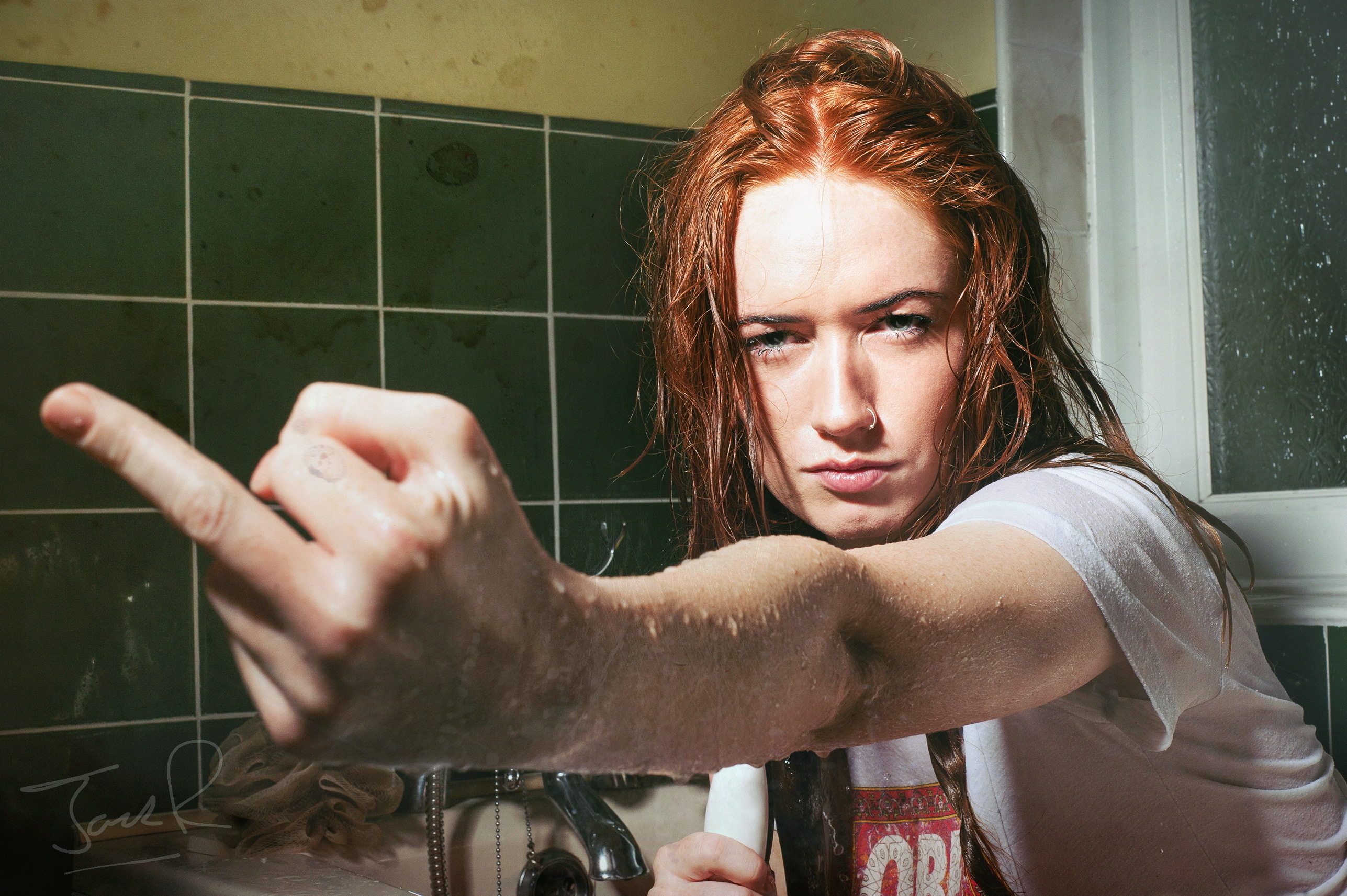 People 2574x1713 redhead fingers women model Jenny O'Sullivan wet hair middle finger hand gesture