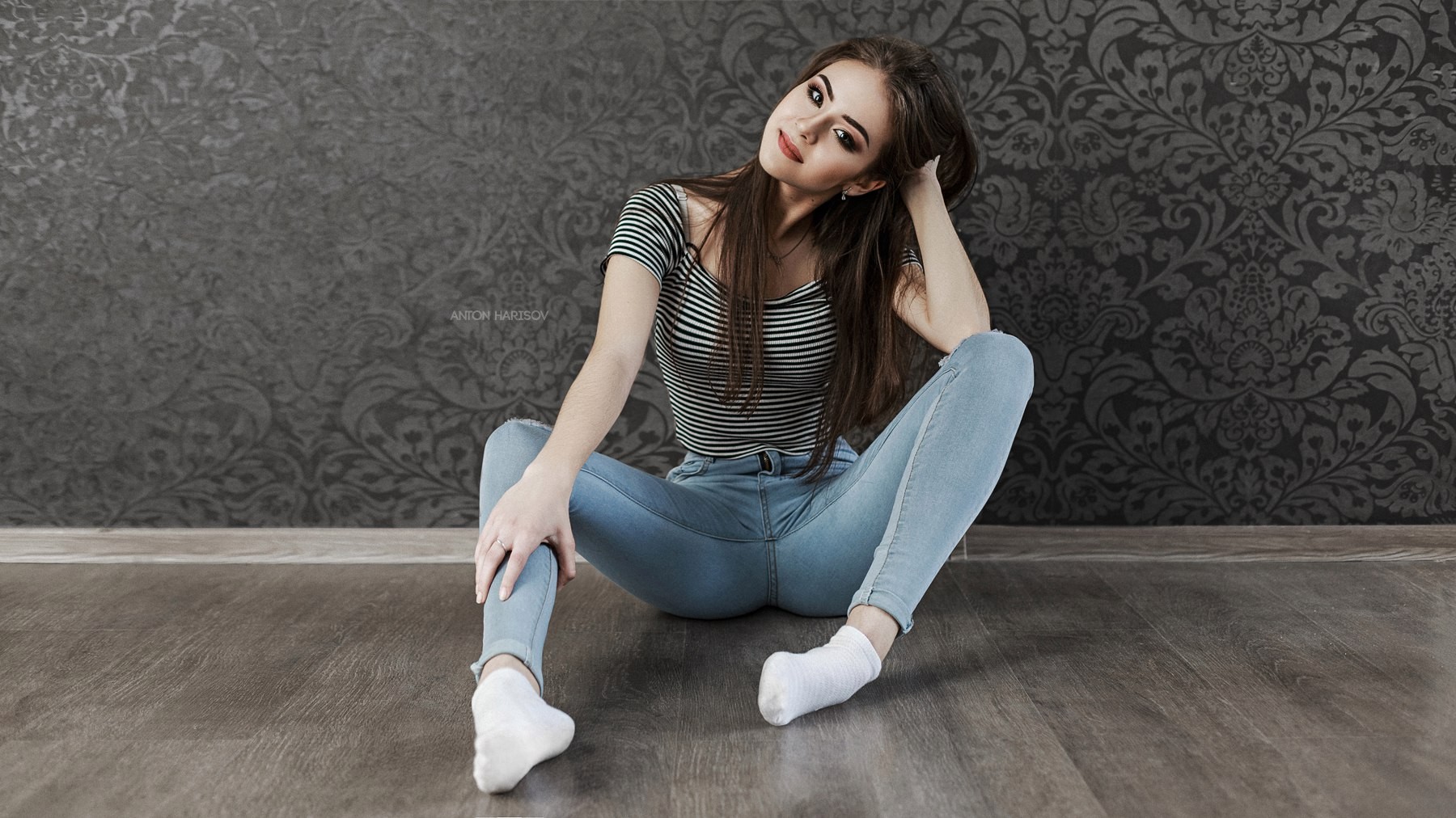 People 1800x1012 wall brunette 500px spread legs white socks short socks pointed toes striped tops hands in hair holding legs T-shirt tight jeans blue  jeans blue pants tight pants hand on leg closed mouth on the floor hands on knees makeup looking at viewer arm support