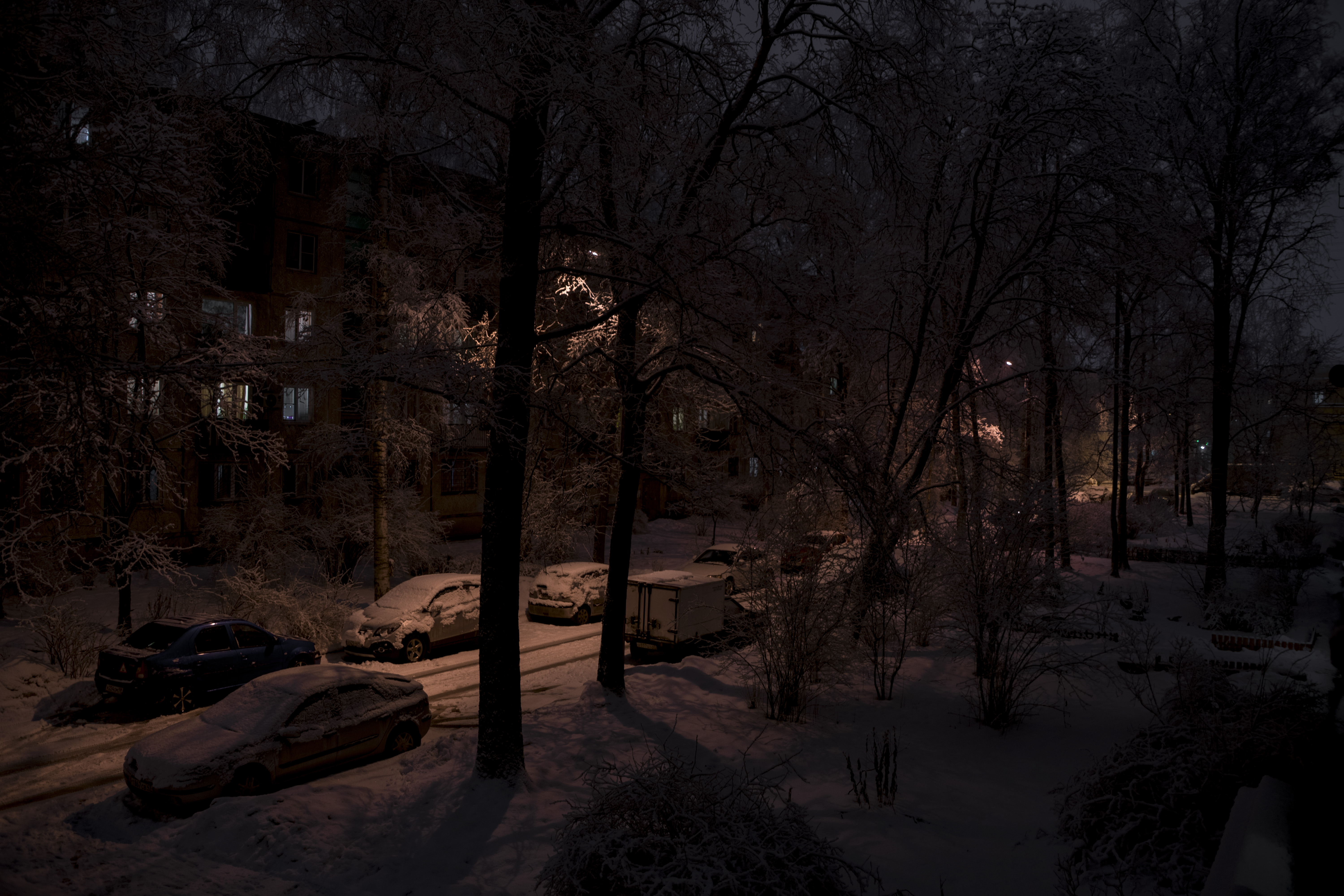 Ночь ставшая концом. Мрачная зима в городе. Мрачный двор. Темная улица зимой. Зимний мрачный город.