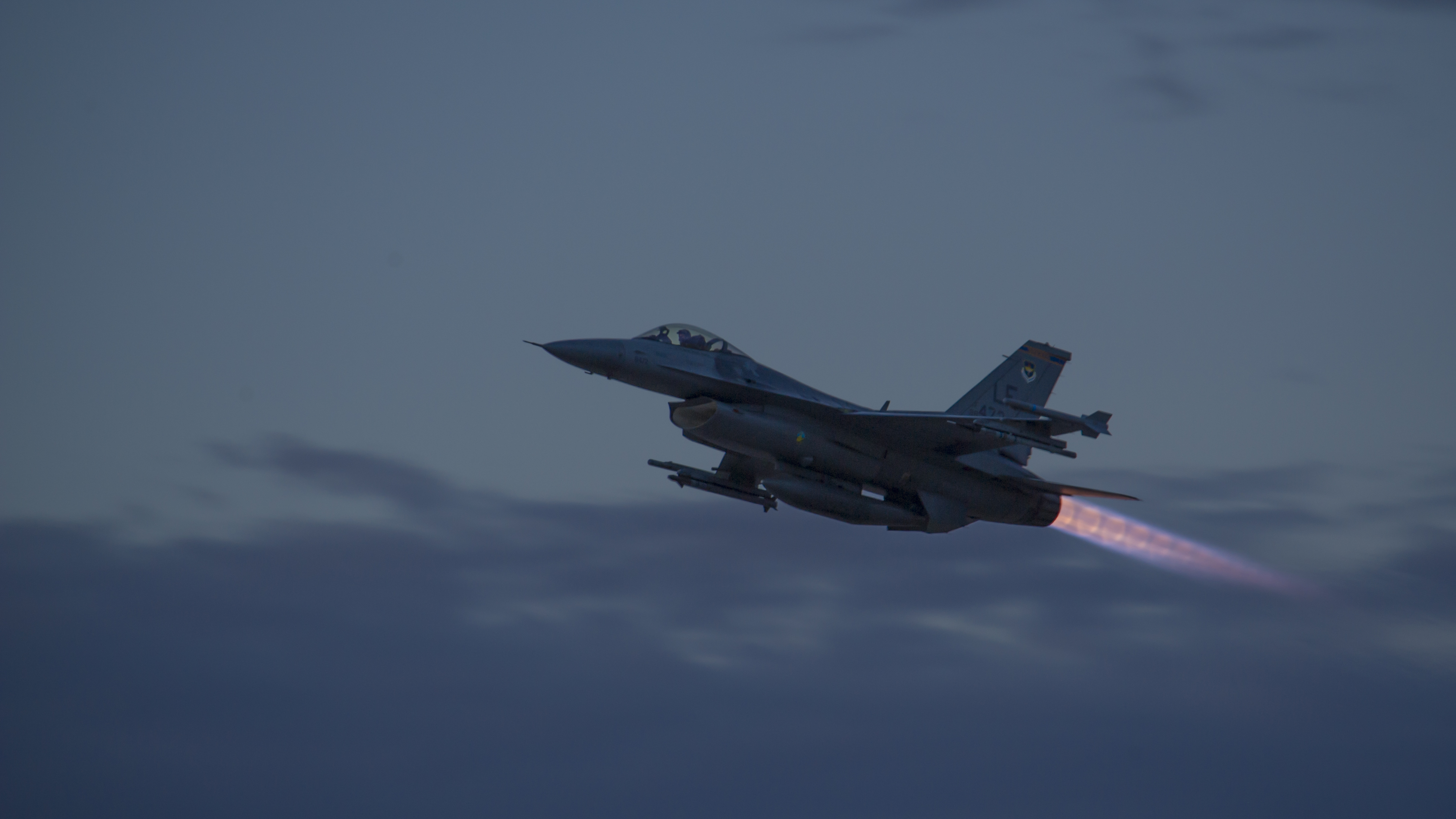General 3911x2200 airplane military aircraft US Air Force General Dynamics F-16 Fighting Falcon jet fighter twilight evening afterburner General Dynamics American aircraft dusk