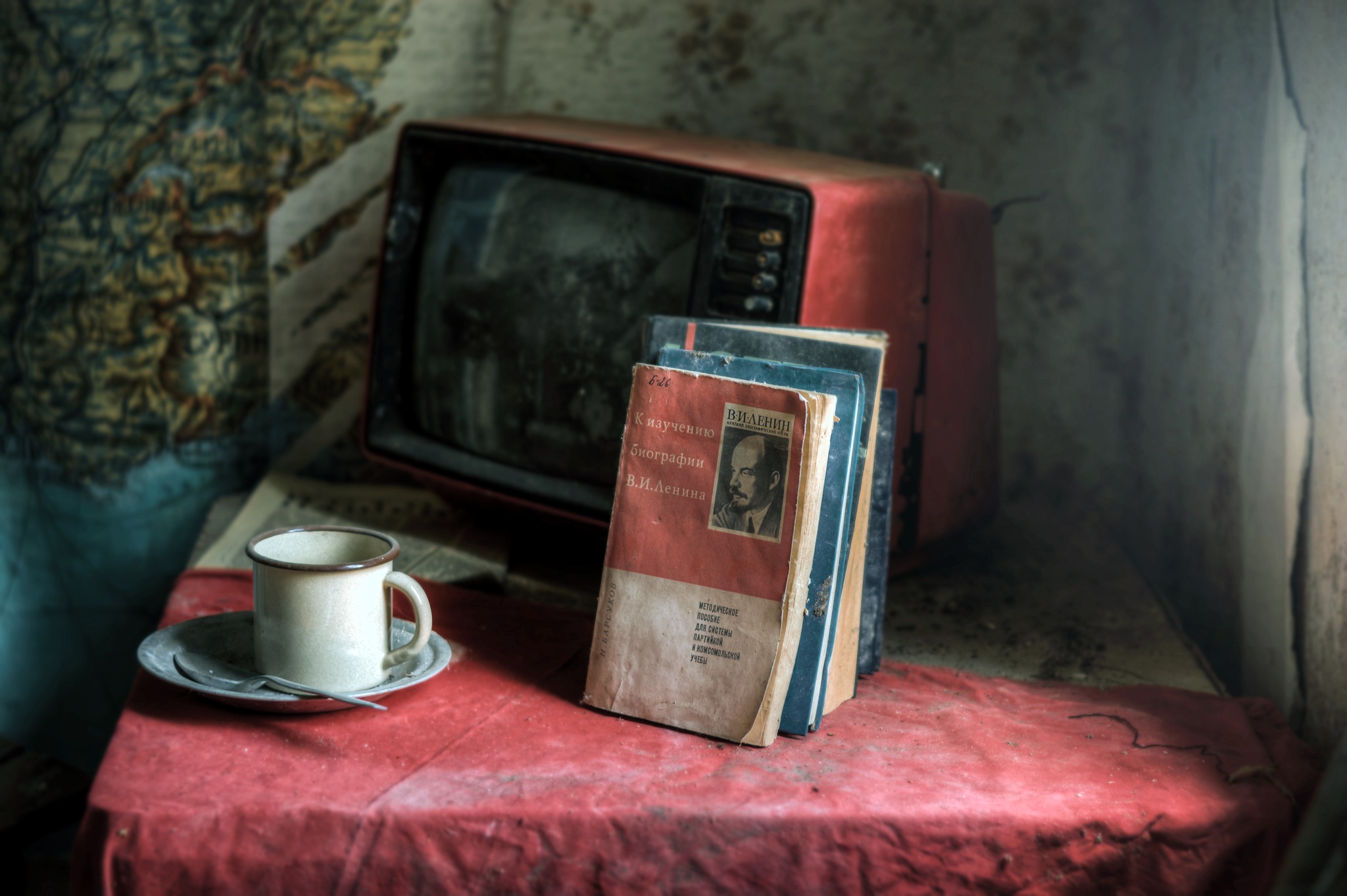 General 2048x1363 still life cup TV table books dust Vladimir Lenin Russian USSR spoon plates indoors