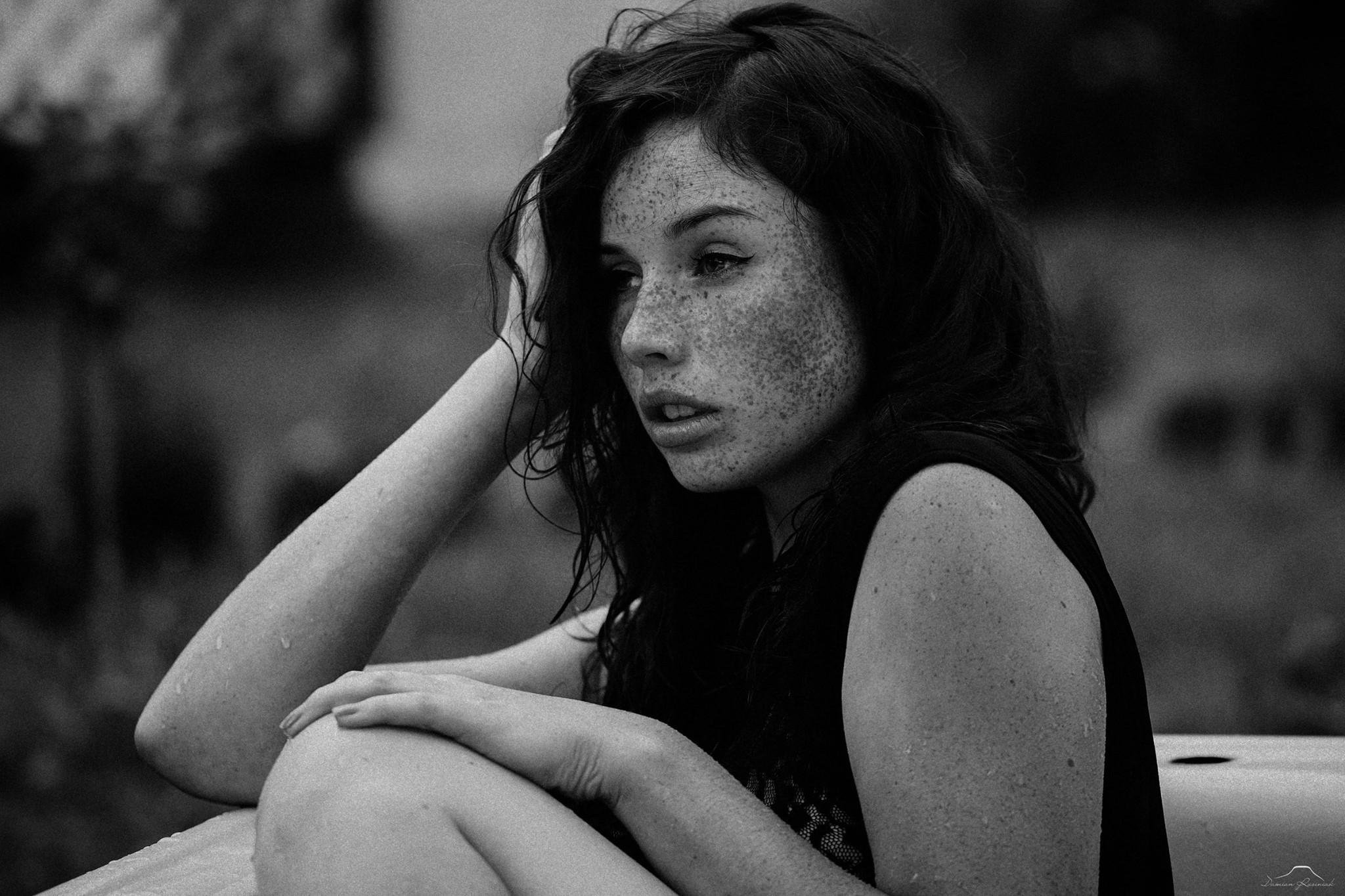 People 2048x1365 Michalina Cysarz Damian Rusiniak freckles women face model monochrome looking away women outdoors outdoors