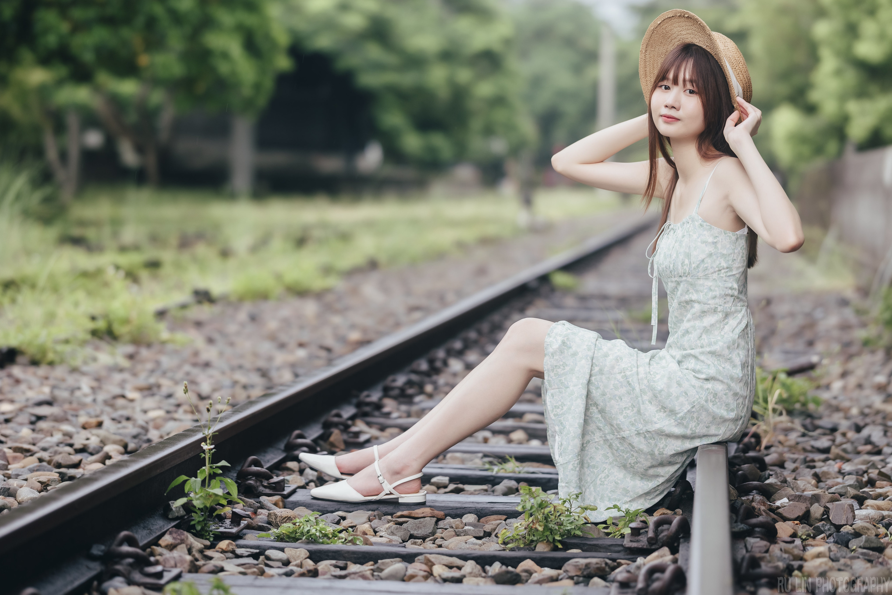 People 3071x2048 Ru Lin women Asian hat dress railway