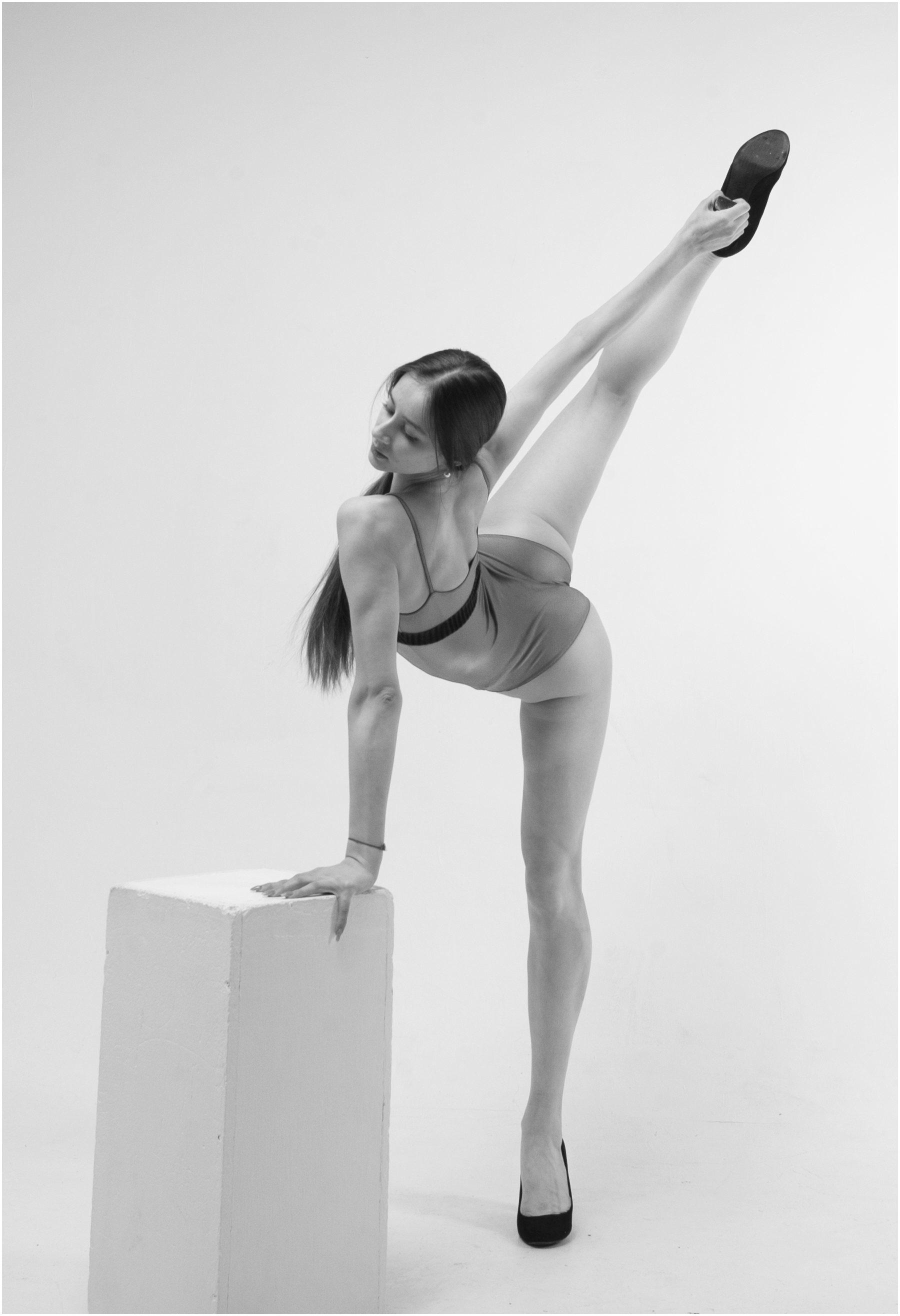 People 1800x2632 Georgy Sapozhnikov women monochrome flexible studio stretching