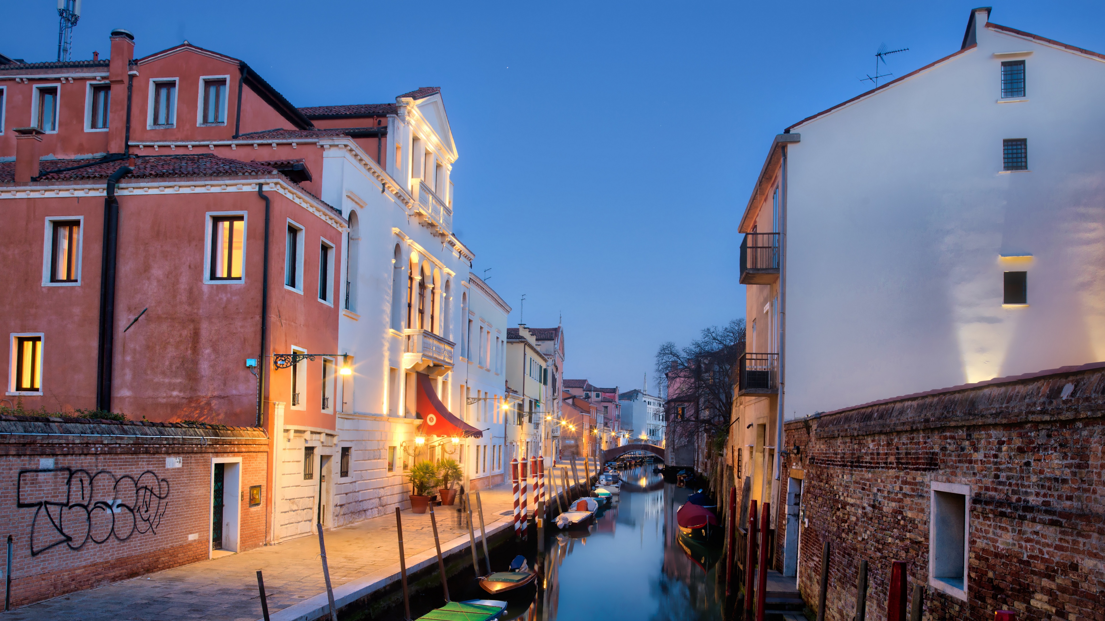 General 3840x2160 Trey Ratcliff photography Italy Venice cityscape building house water canal boat lights bridge street light 4K