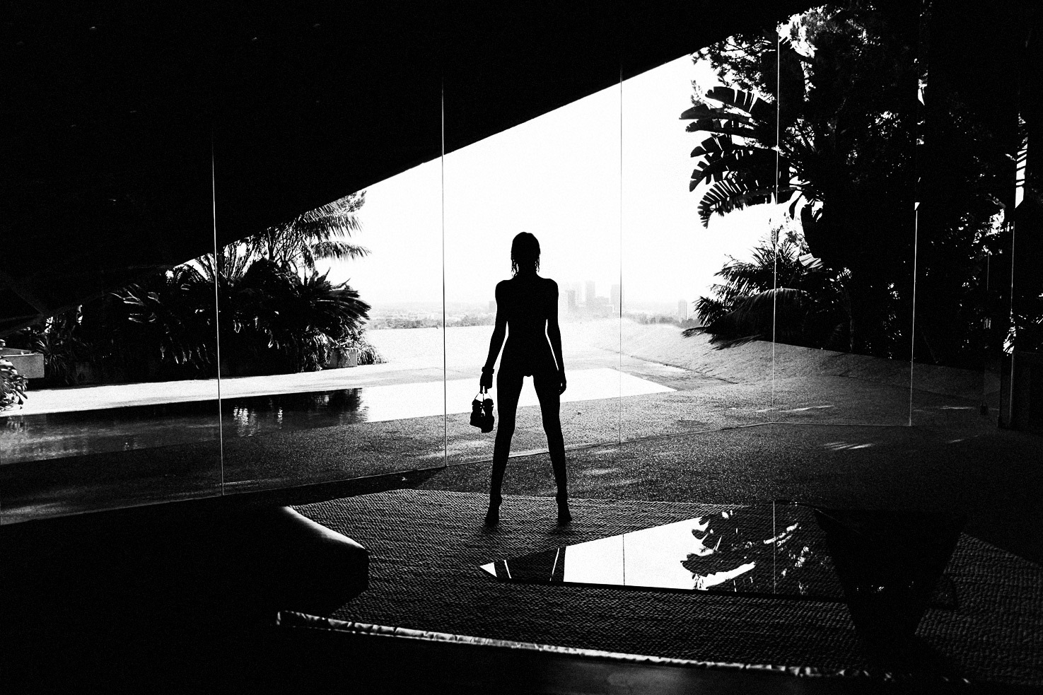 People 1475x983 Alejandra Guilmant monochrome silhouette women women indoors standing shadow
