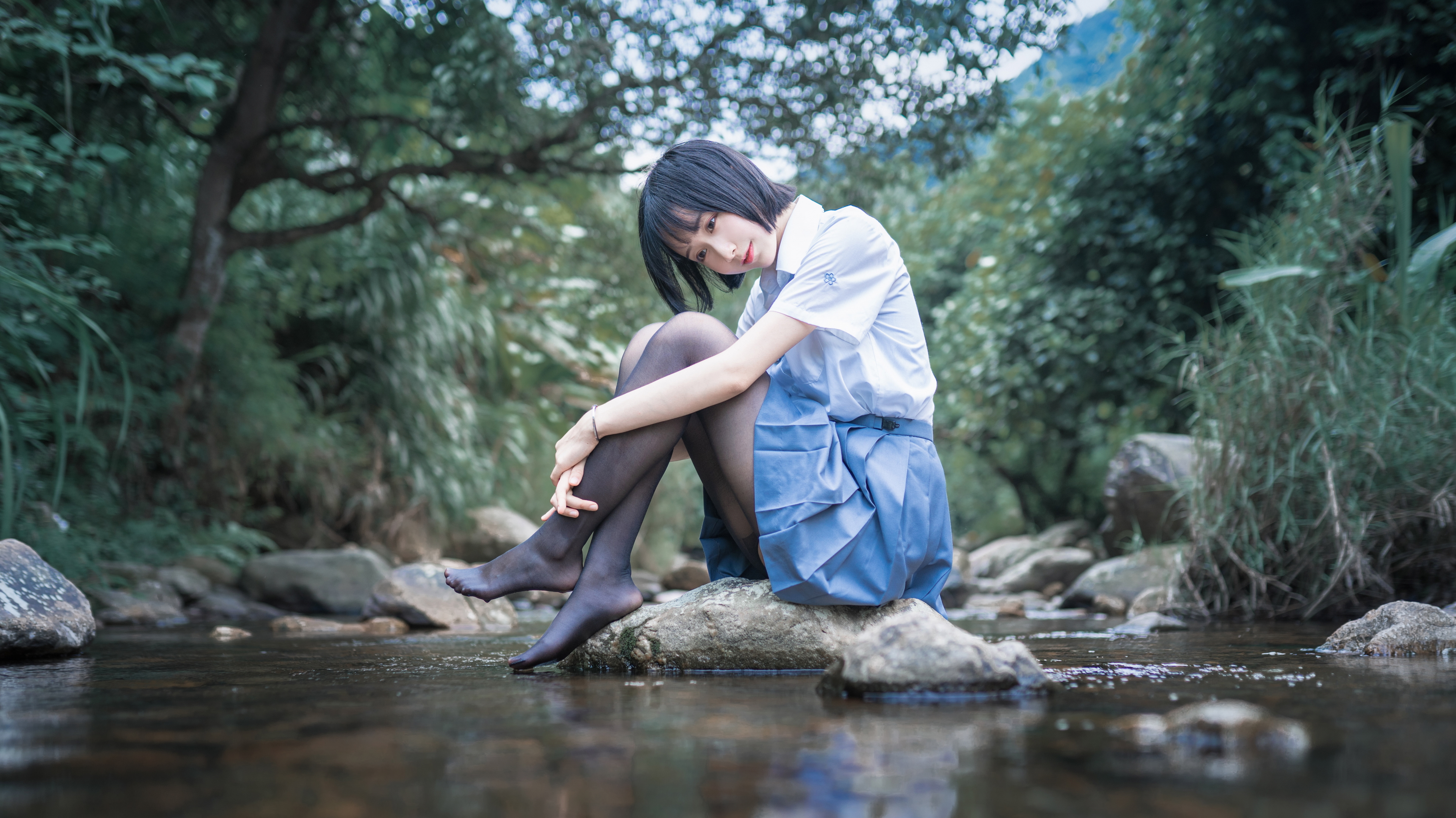 People 3840x2160 women Asian pantyhose pointed toes black pantyhose short hair pale Chinese legs school uniform water outdoors women outdoors holding knees black hair schoolgirl skirt frills rocks depth of field smiling parted lips