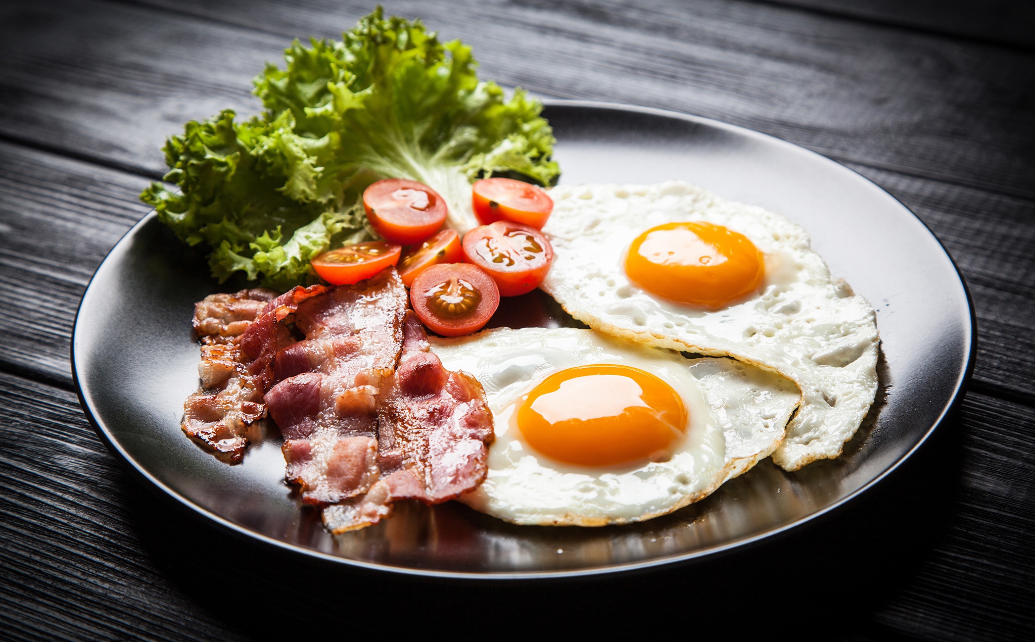 General 2048x1271 bacon food eggs tomatoes lettuce plates closeup wooden surface still life