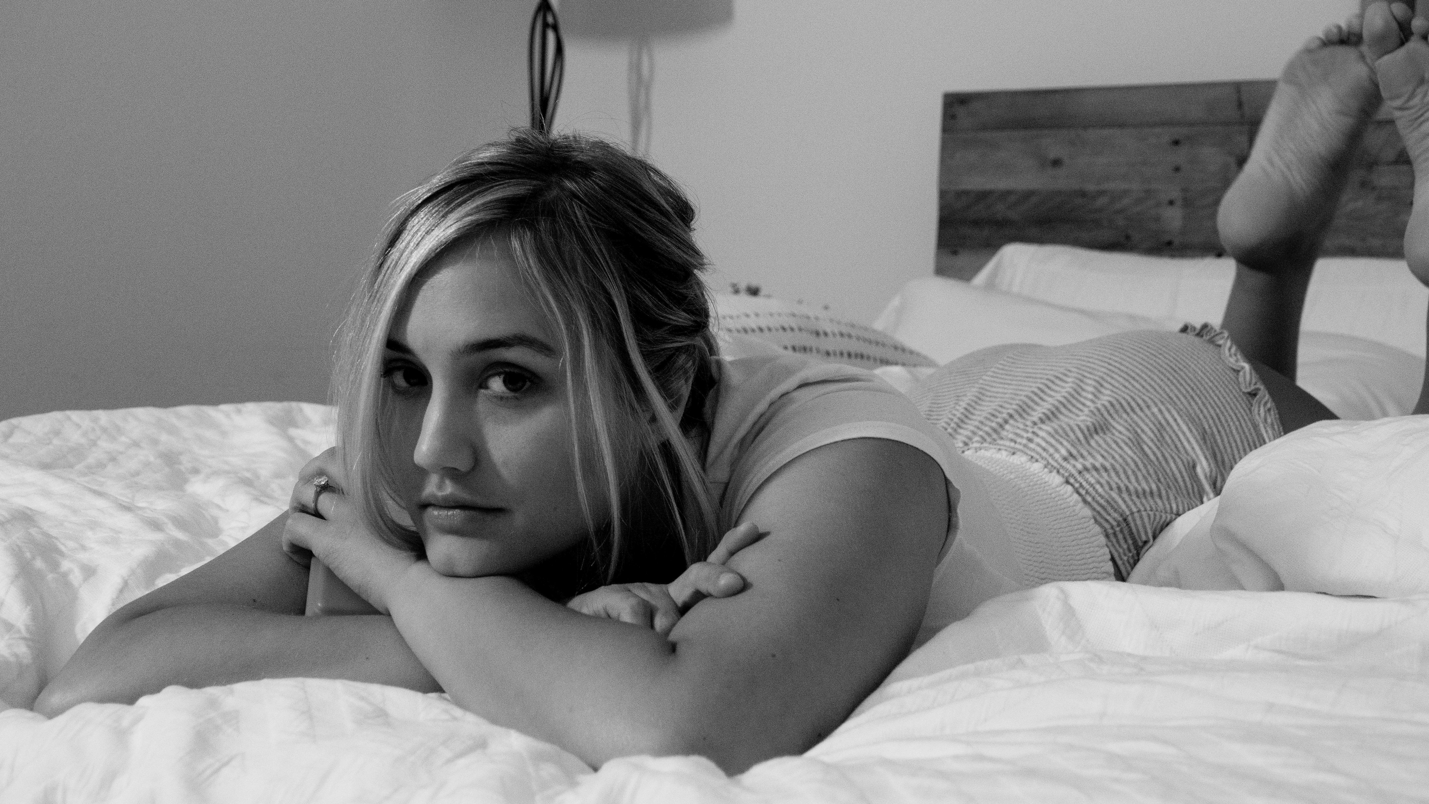 People 4925x2772 Naomi Kyle Canadian Canadian women actress women indoors indoors face looking at viewer in bed bed bedroom barefoot arms crossed women monochrome