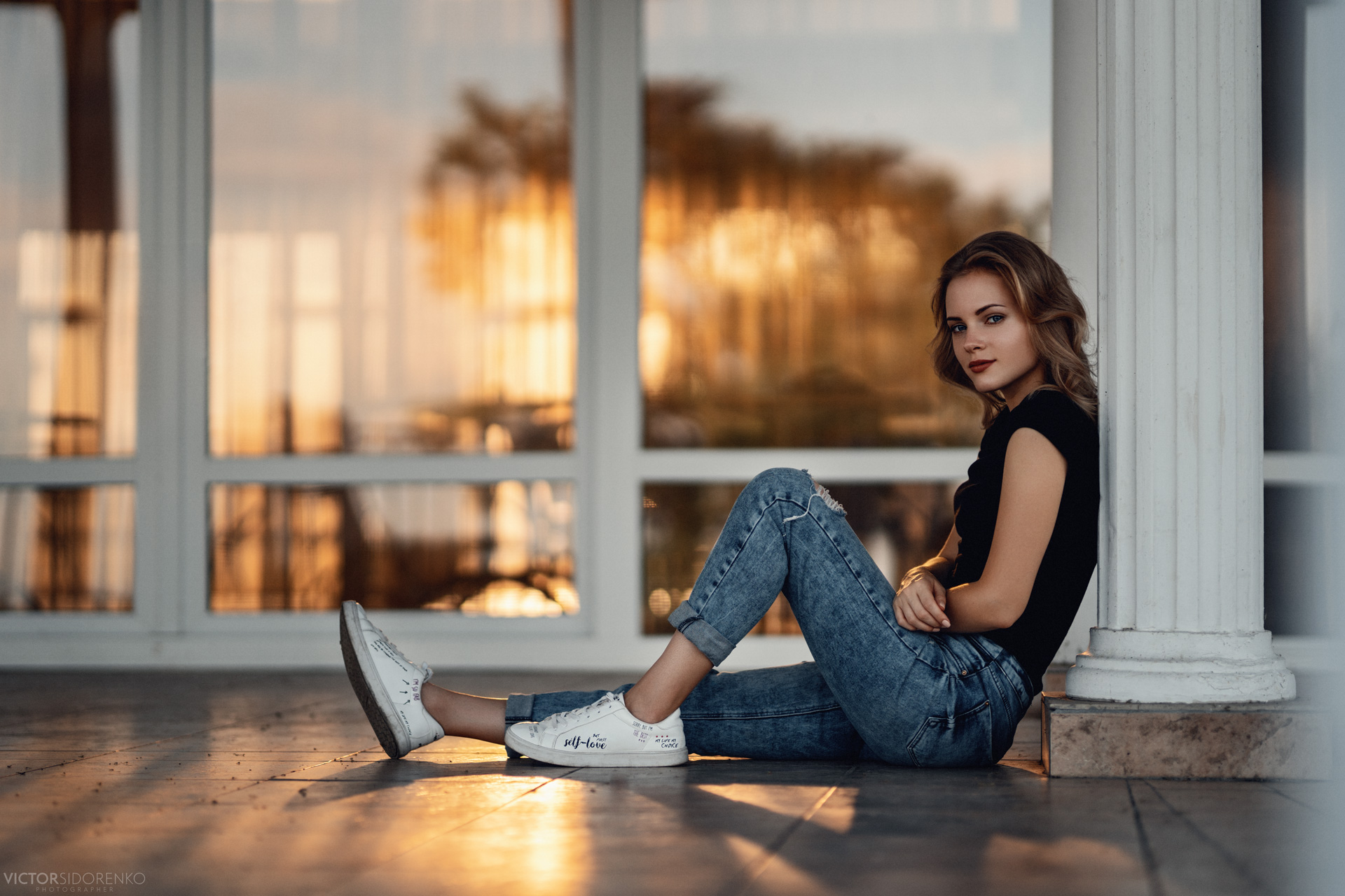 People 1920x1280 women model blonde looking at viewer red lipstick T-shirt jeans torn jeans sneakers sitting side view smiling pillar depth of field portrait outdoors women outdoors Victor Sidorenko