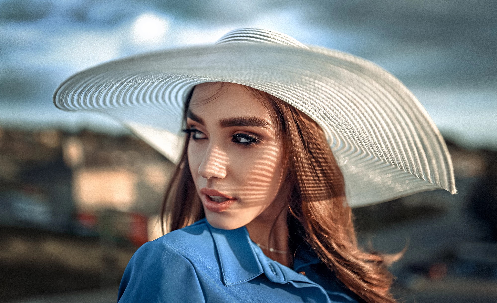 People 2000x1222 hat face women model portrait dappled sunlight straw hat brunette looking back eyeliner