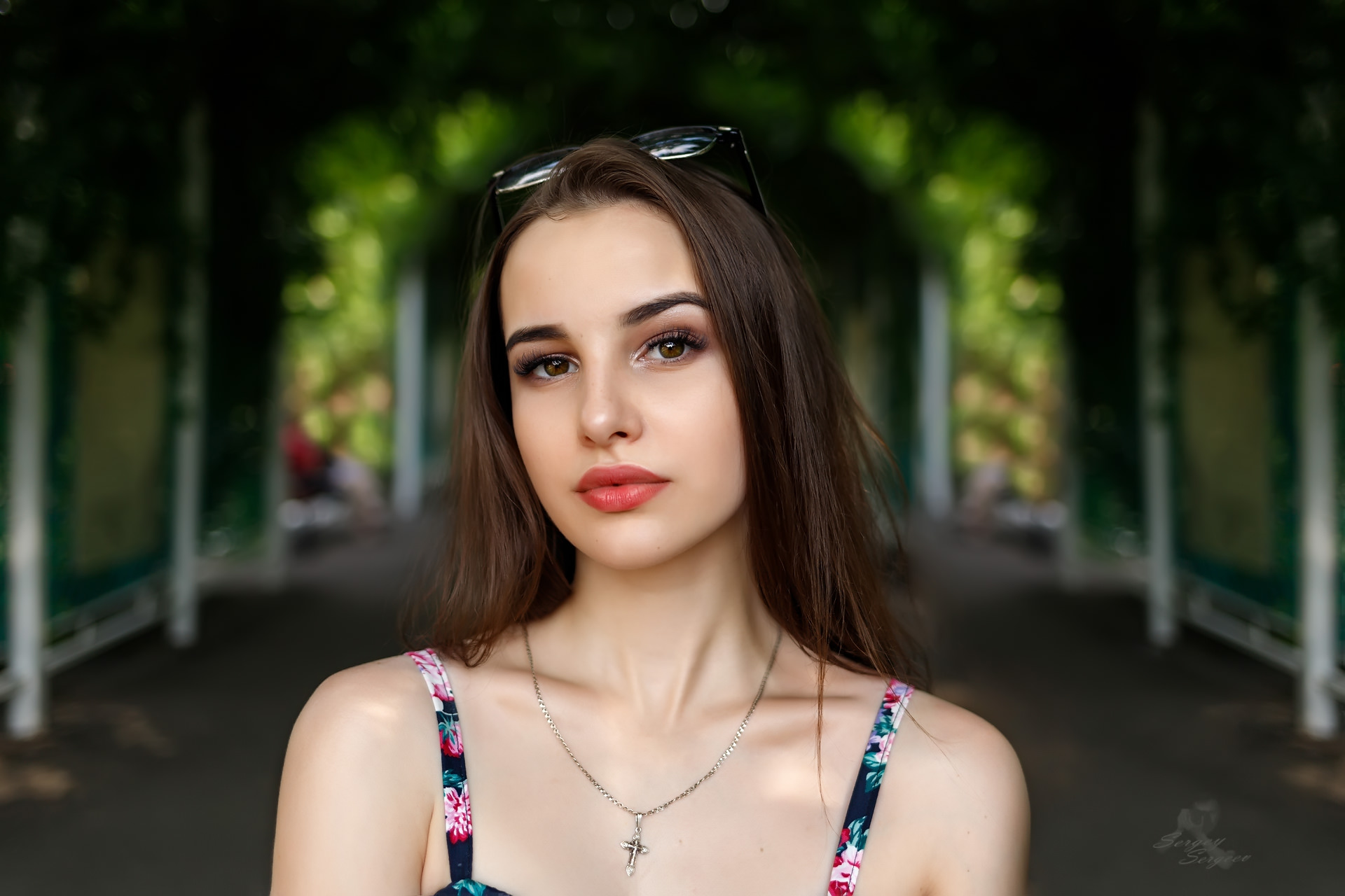 People 1920x1280 women face portrait necklace sunglasses red lipstick bare shoulders women outdoors women with glasses