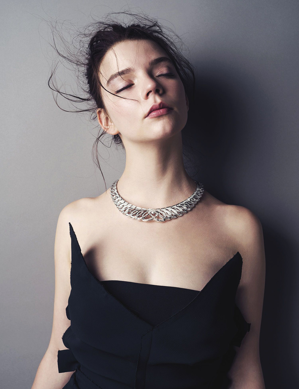 People 1000x1303 Anya Taylor-Joy  women brunette simple background closed eyes necklace bare shoulders actress