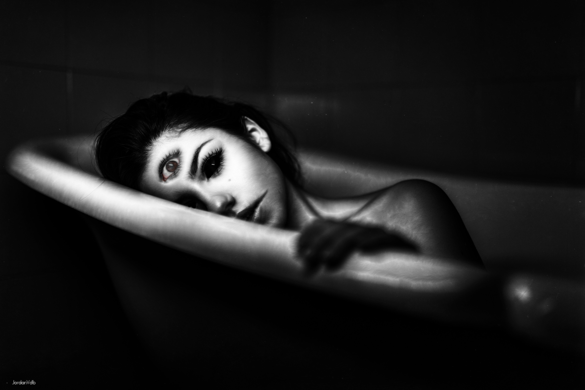 General 2048x1367 women horror photo manipulation scary face in bathtub black eyes model bathtub monochrome dark Delaia Gonzalez 