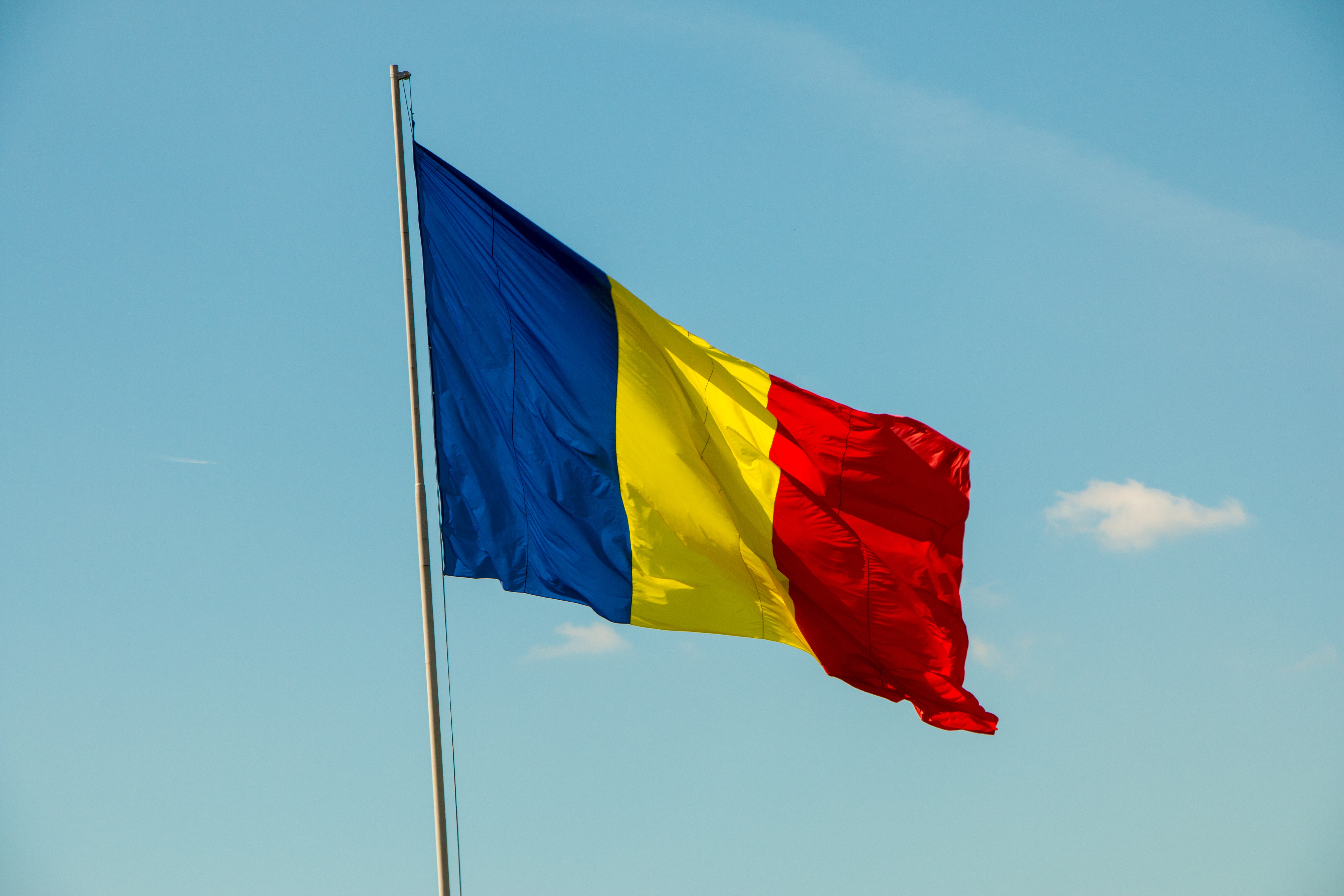General 5472x3648 flag Romania blue sky