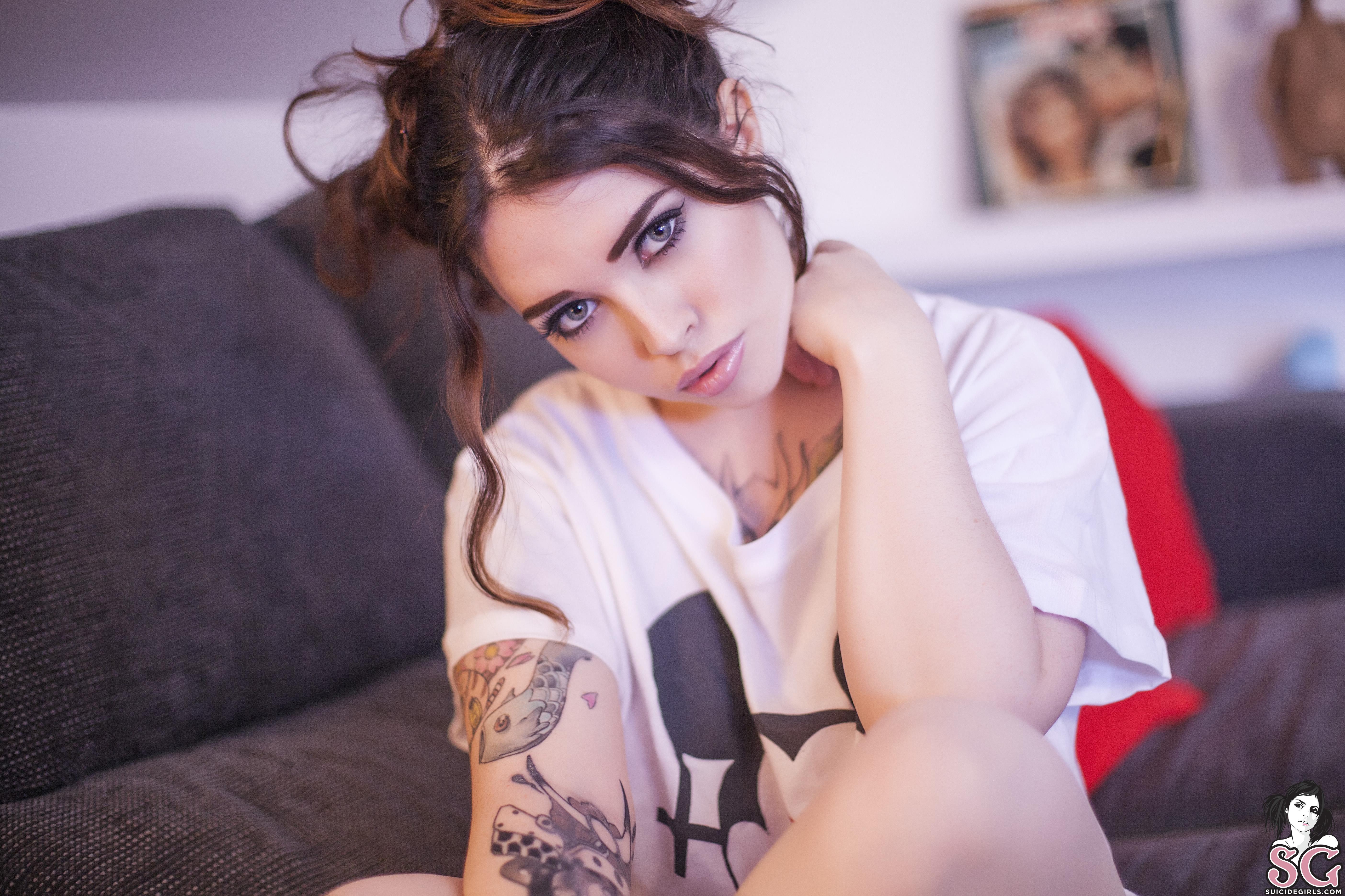 People 5616x3744 Suicide Girls women model women indoors Voly Suicide brunette looking at viewer sensual gaze tattoo face juicy lips couch T-shirt closeup watermarked