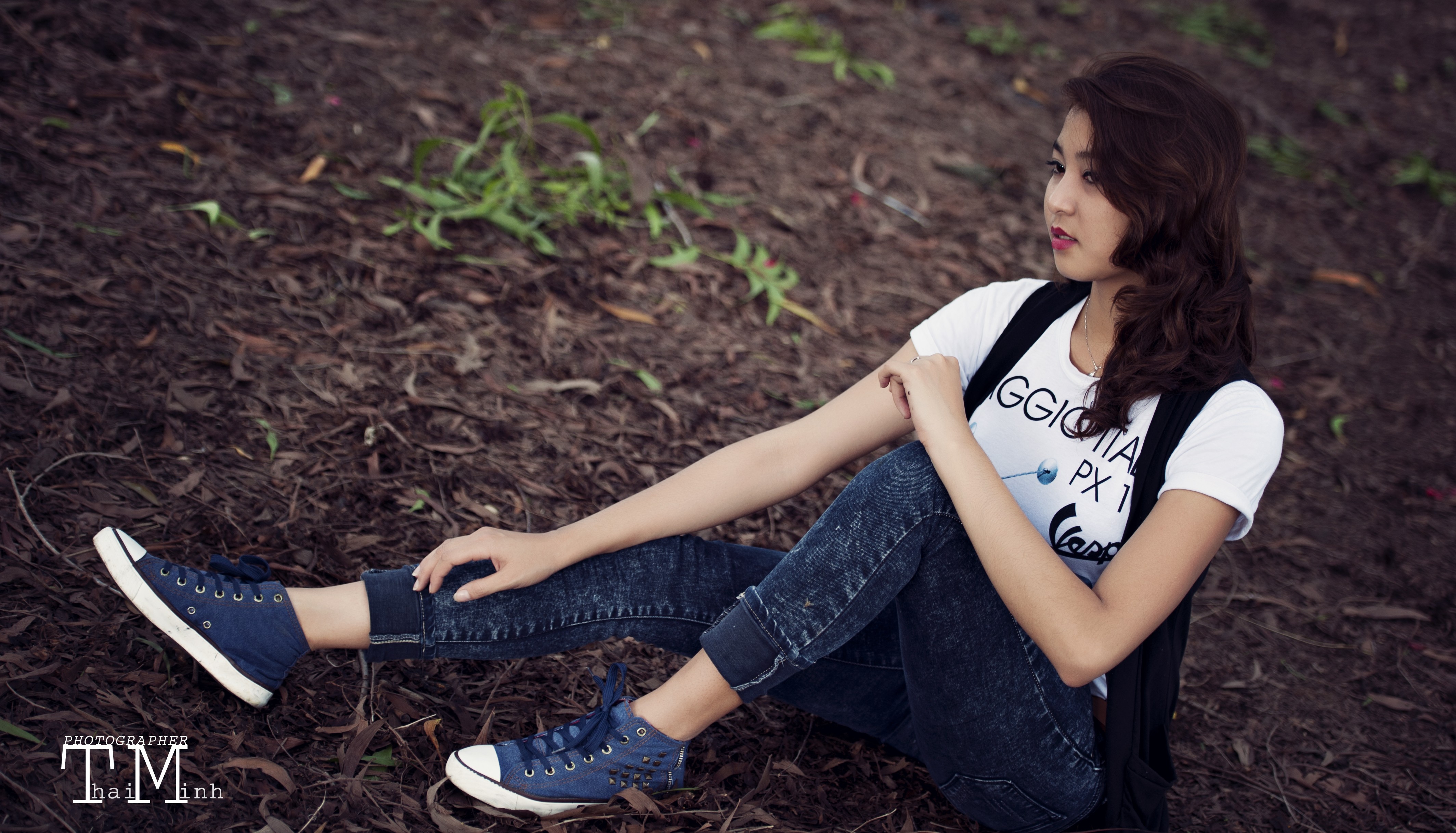 People 4256x2436 jeans brunette sneakers T-shirt women outdoors sitting Asian looking away women Thai Minh makeup blue shoes dyed hair lipstick printed shirts