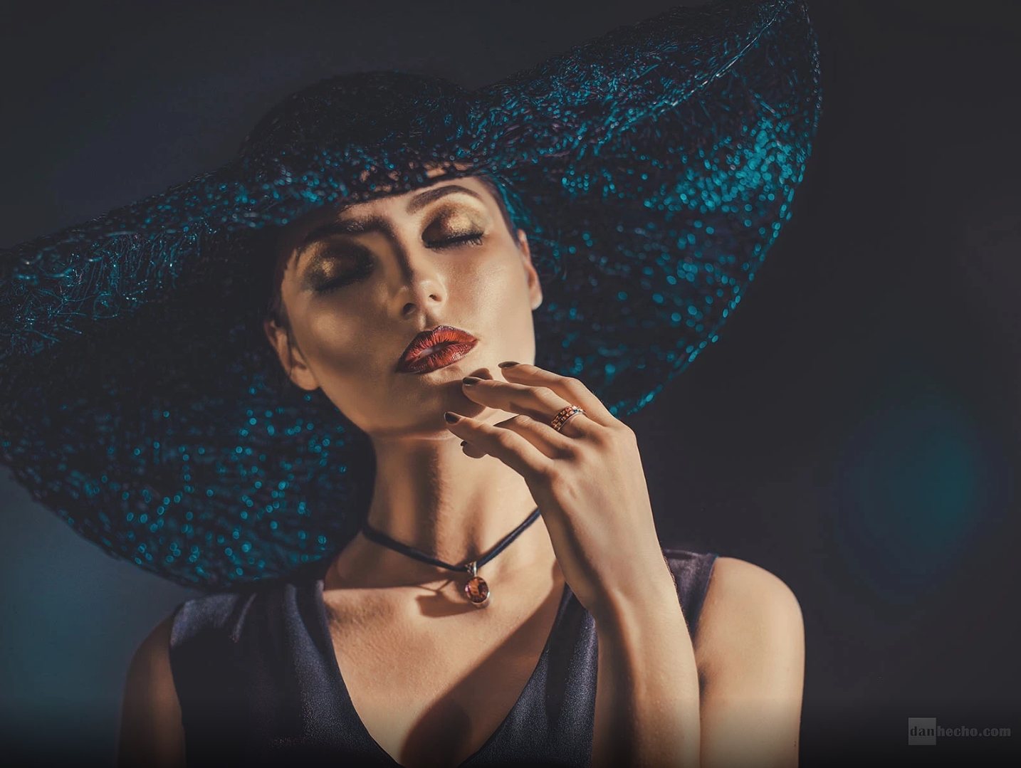 People 1434x1079 blue dark hat necklace makeup women model Dan Hecho 500px