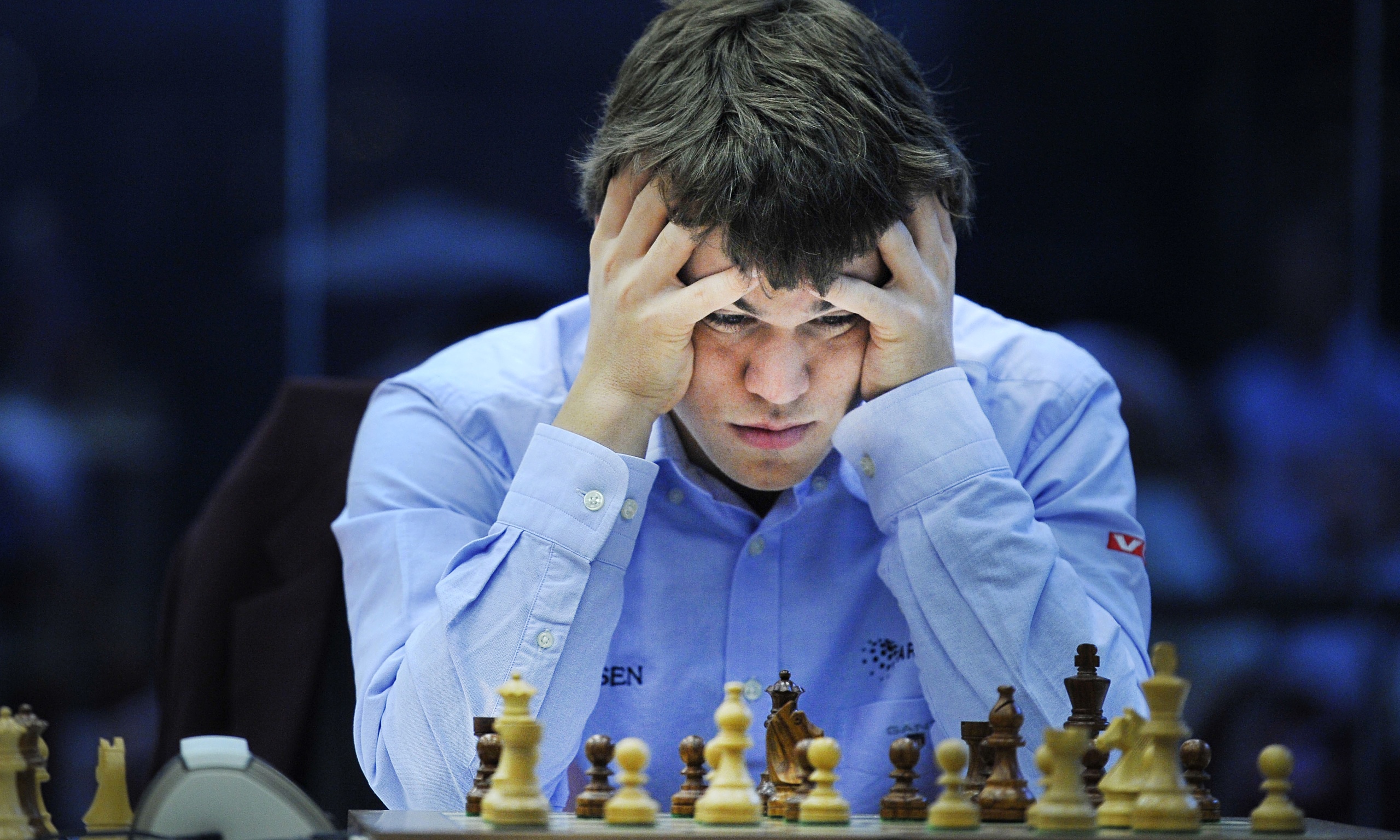 People 2560x1536 chess Magnus Carlsen holding hair men