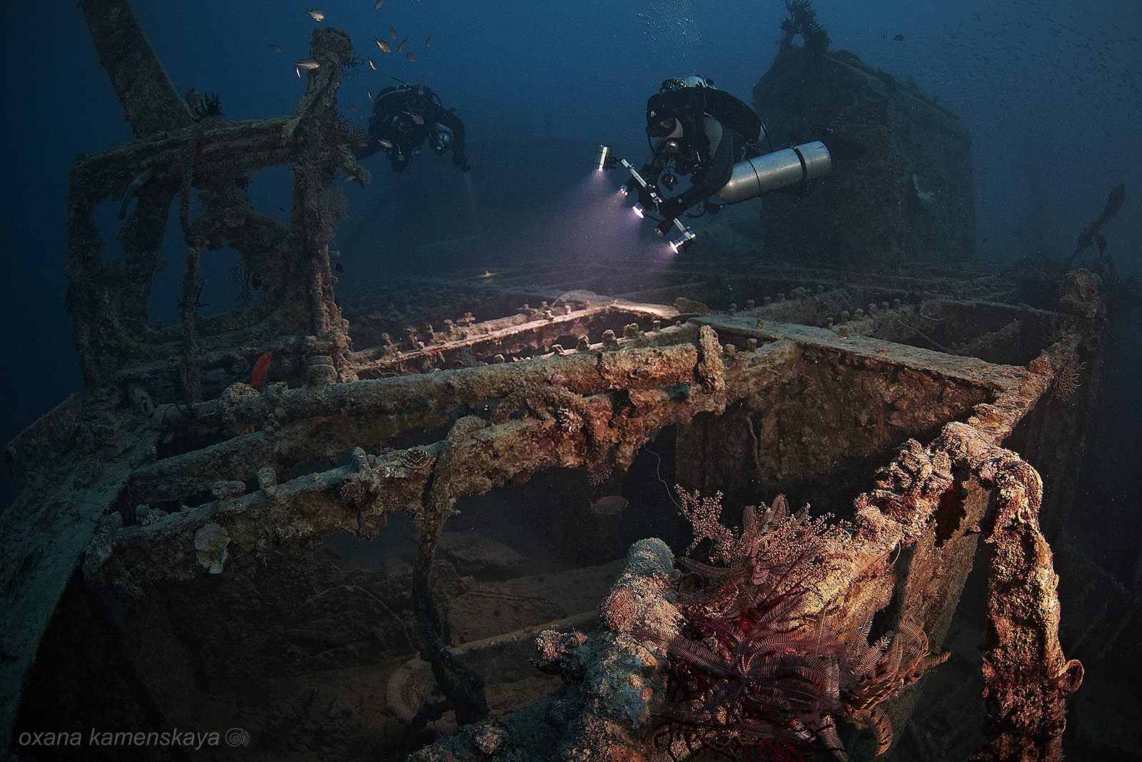 General 1600x1067 divers wreck underwater