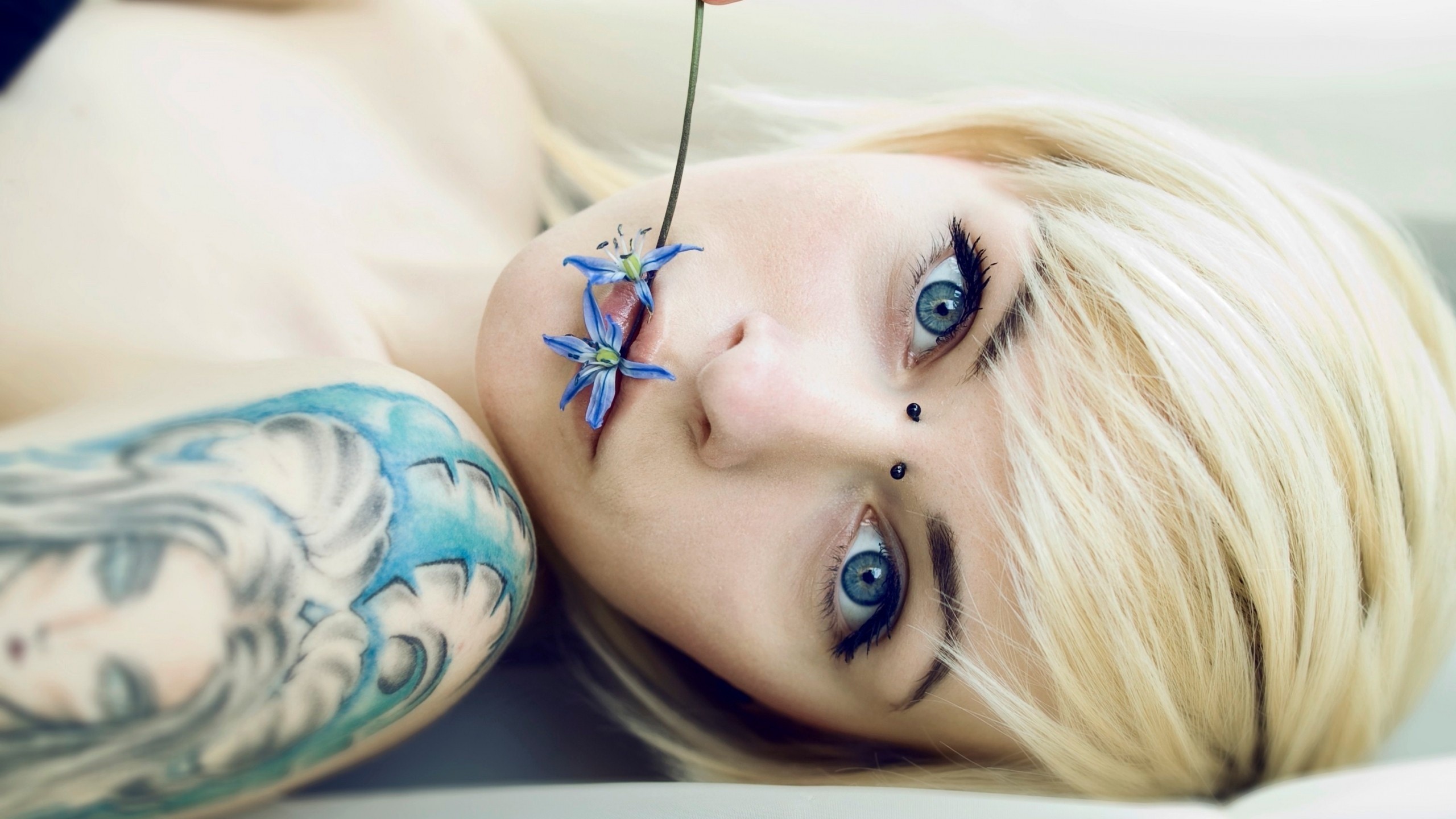 People 2560x1440 blonde face women tattoo piercing closeup blue eyes flowers plants