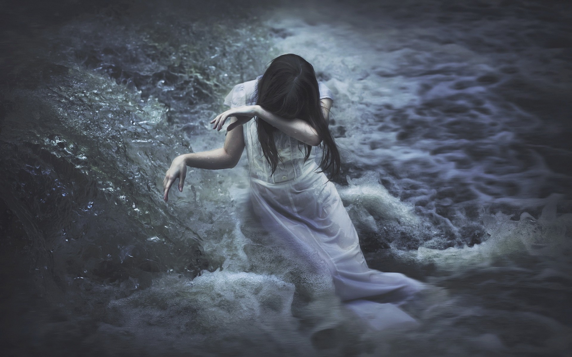О чем дева плачет. Фотосессия в воде. Девушка в воде. Девушка выходит из воды. Девушка стоящая в воде.