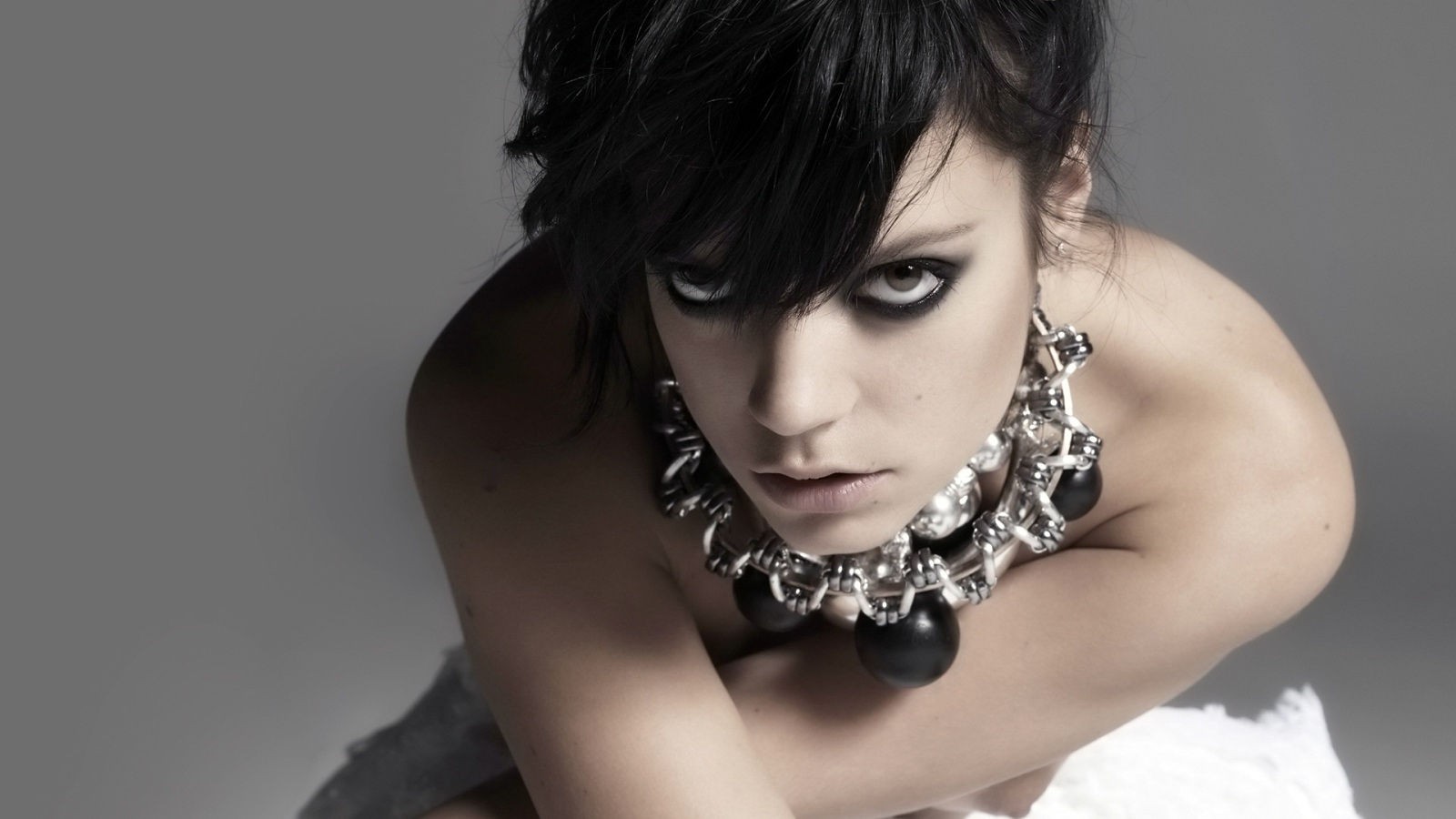 People 1600x900 Lily Allen singer black hair necklace studio women women indoors indoors smoky eyes dark hair looking at viewer face simple background gray background