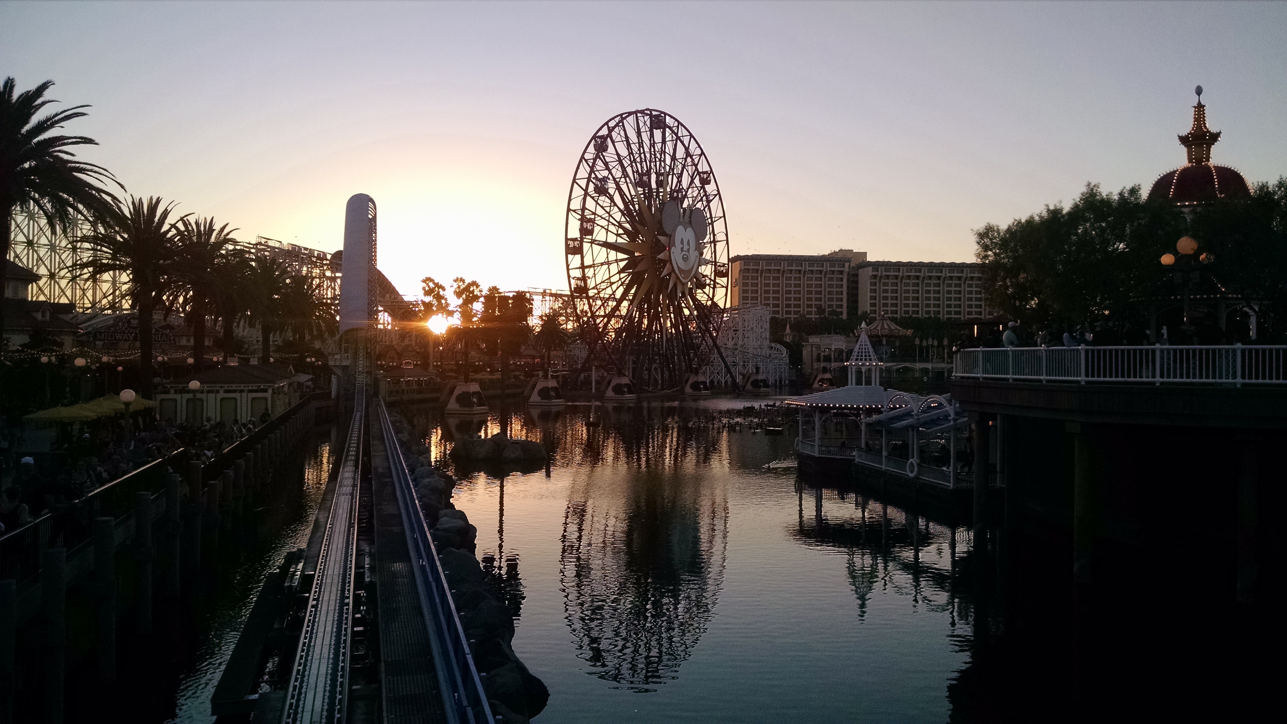 General 4320x2432 Mickey Mouse sunset reflection palm trees ferris wheel California Disneyland USA low light