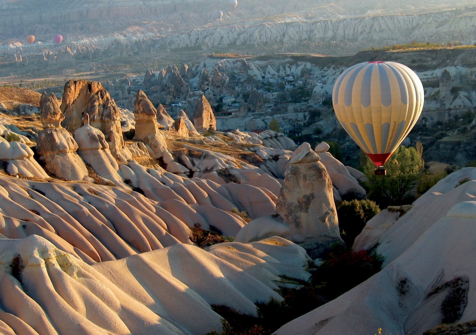 General 1569x1104 Turkey hot air balloons landscape vehicle Cappadocia Göreme