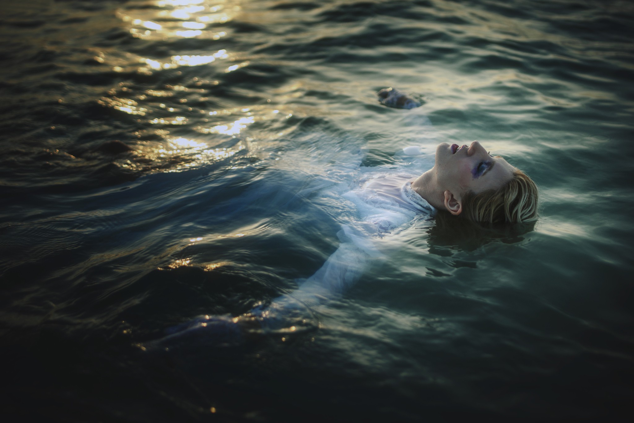 Приснилась большая вода. Девушка лежит в воде. Лежать на воде. Девушка плывет в море. Девушка плавает в море.
