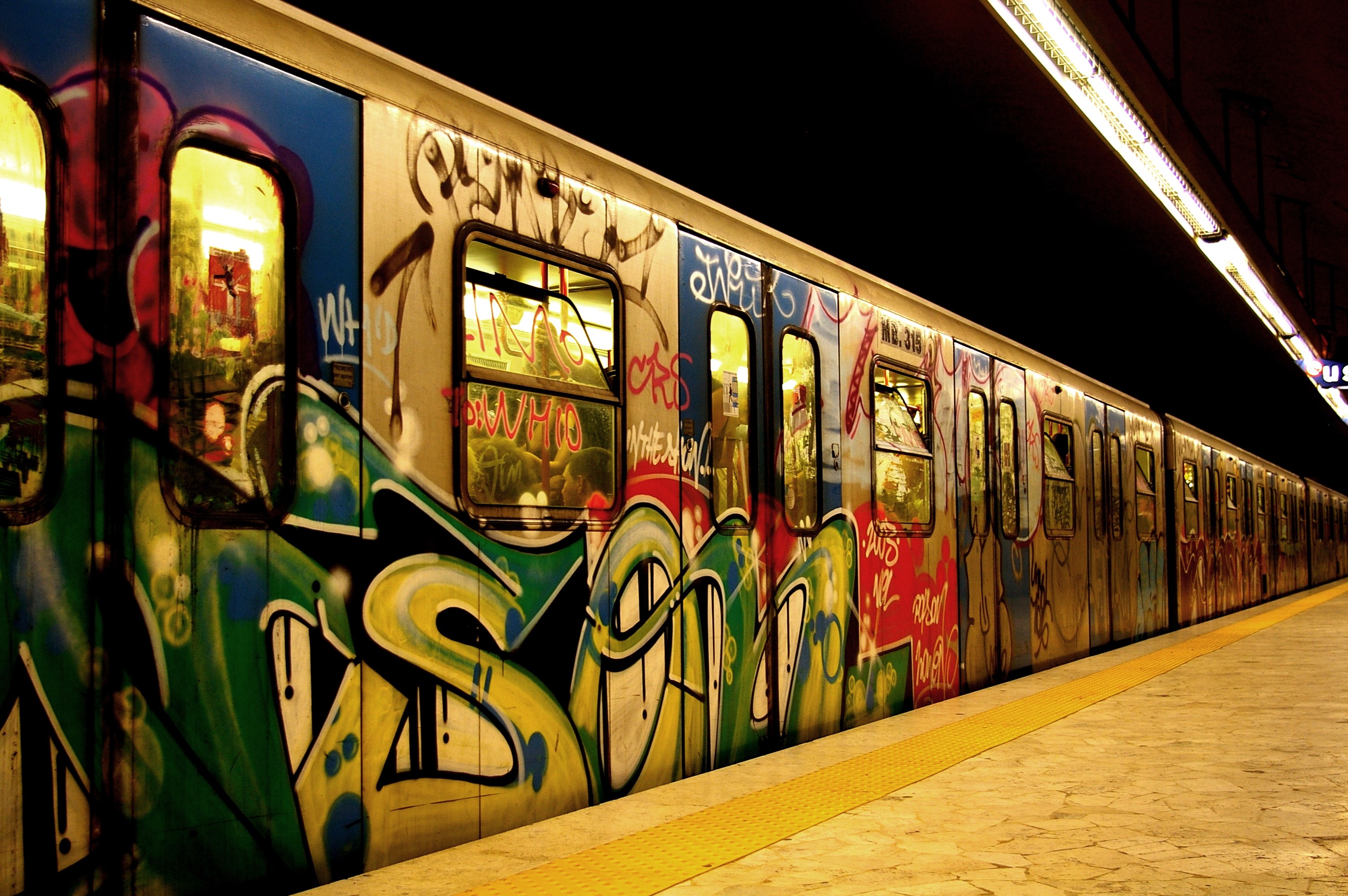 General 3008x2000 subway vehicle train underground graffiti