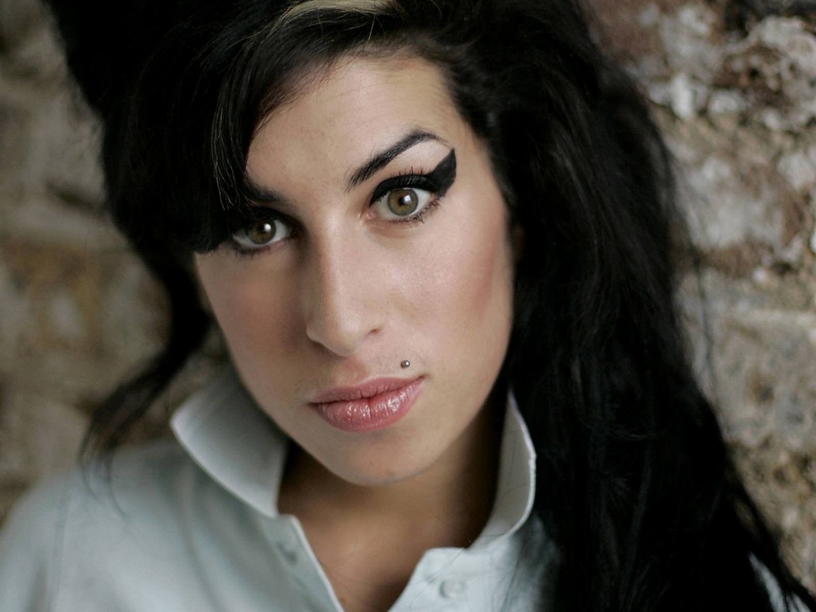 People 1600x1200 Amy Winehouse singer women face eyeliner black hair looking at viewer closeup deceased