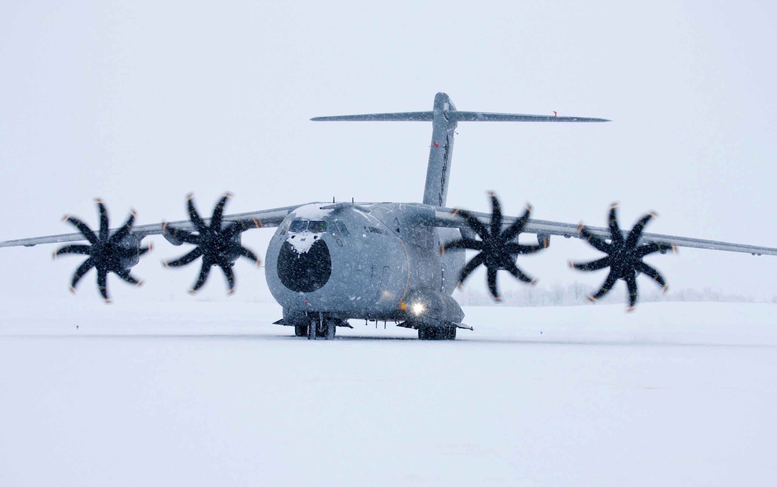 General 2550x1600 Airbus A400M Atlas military aircraft aircraft snow vehicle cold Airbus french aircraft military vehicle headlights frontal view snowing snow covered winter