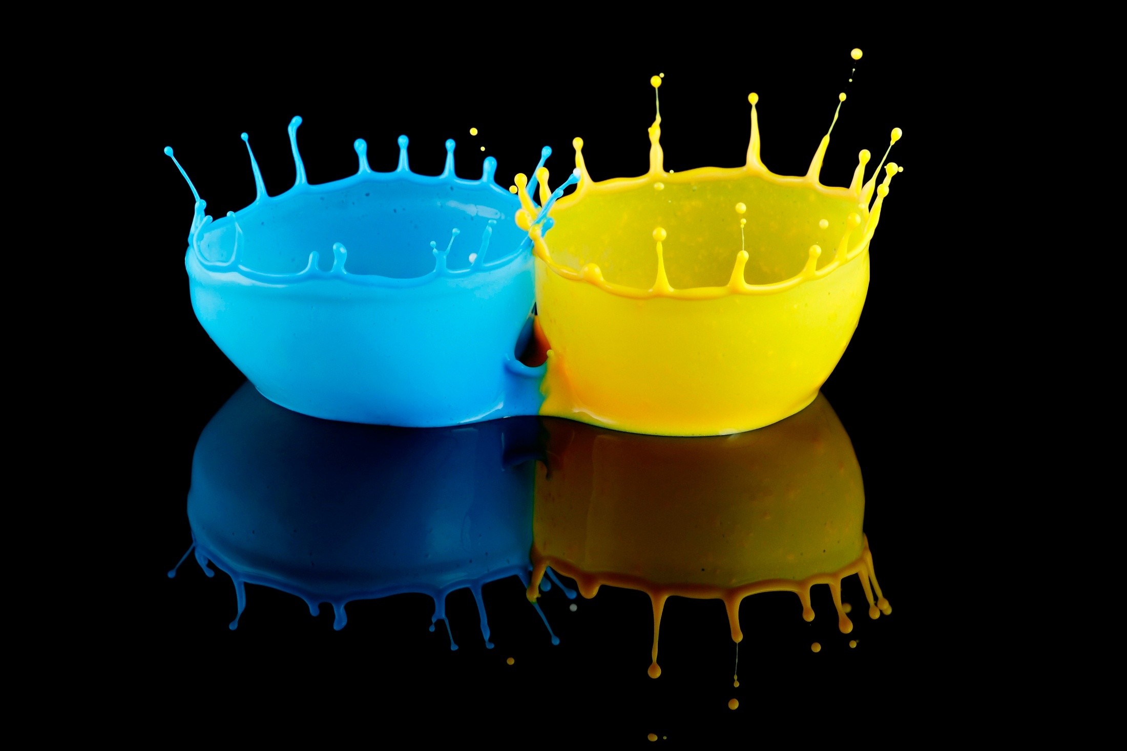 General 2200x1467 water drops colorful reflection dark background blue yellow black background