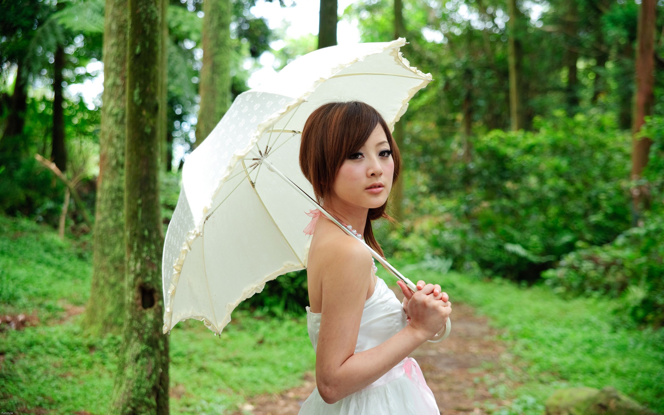 People 2560x1600 Asian umbrella Mikako Zhang Kaijie women makeup looking at viewer women outdoors outdoors