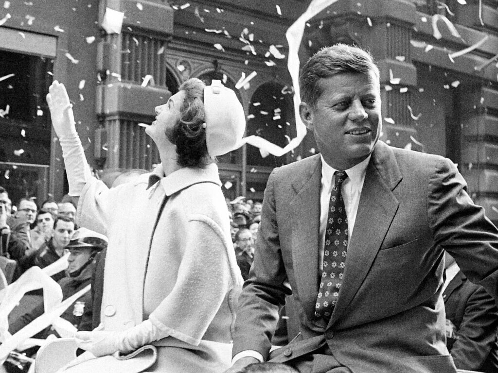 People 1024x768 monochrome men political figure crowds John F. Kennedy Jackie Onasis