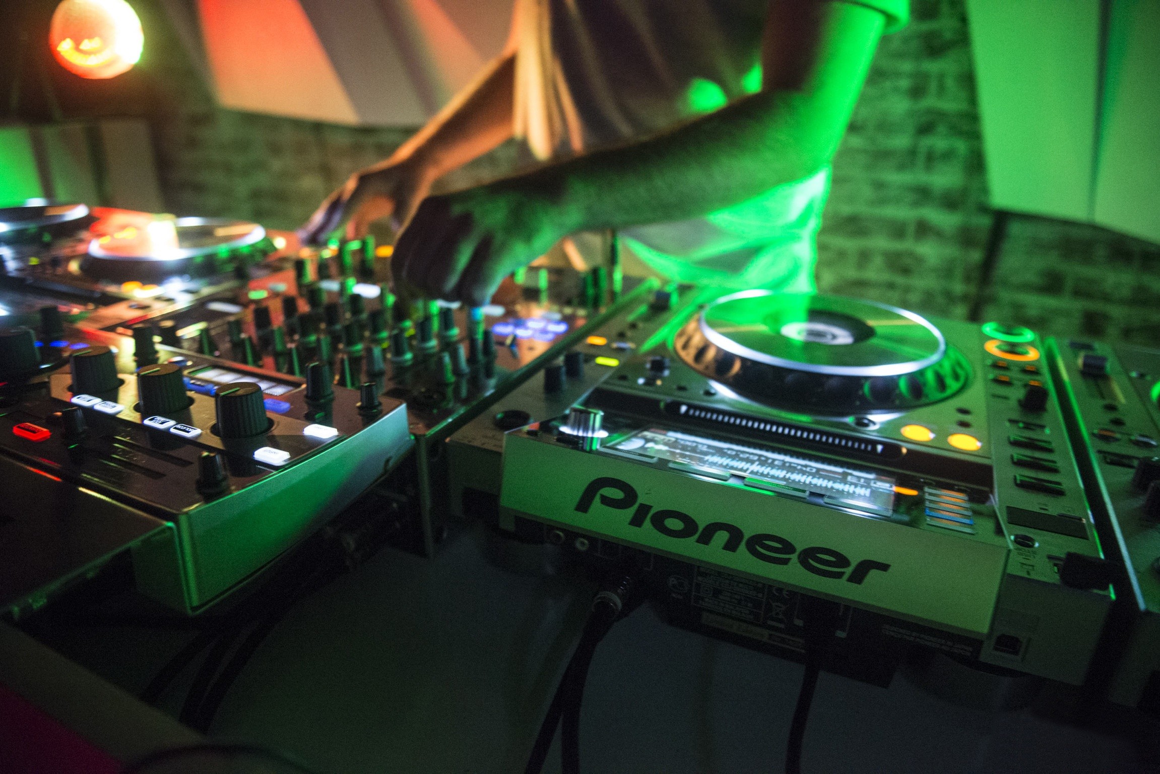 General 2302x1536 turntables mixing consoles DJ music pioneer (logo) closeup low light