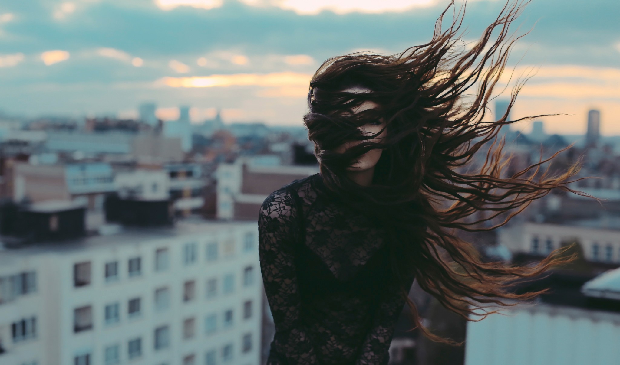 К чему снится ветер сильный на улице. Девушка волосы на ветру. Девушка с развевающимися волосами. Развивающиеся волосы. Сильный ветер волосы.