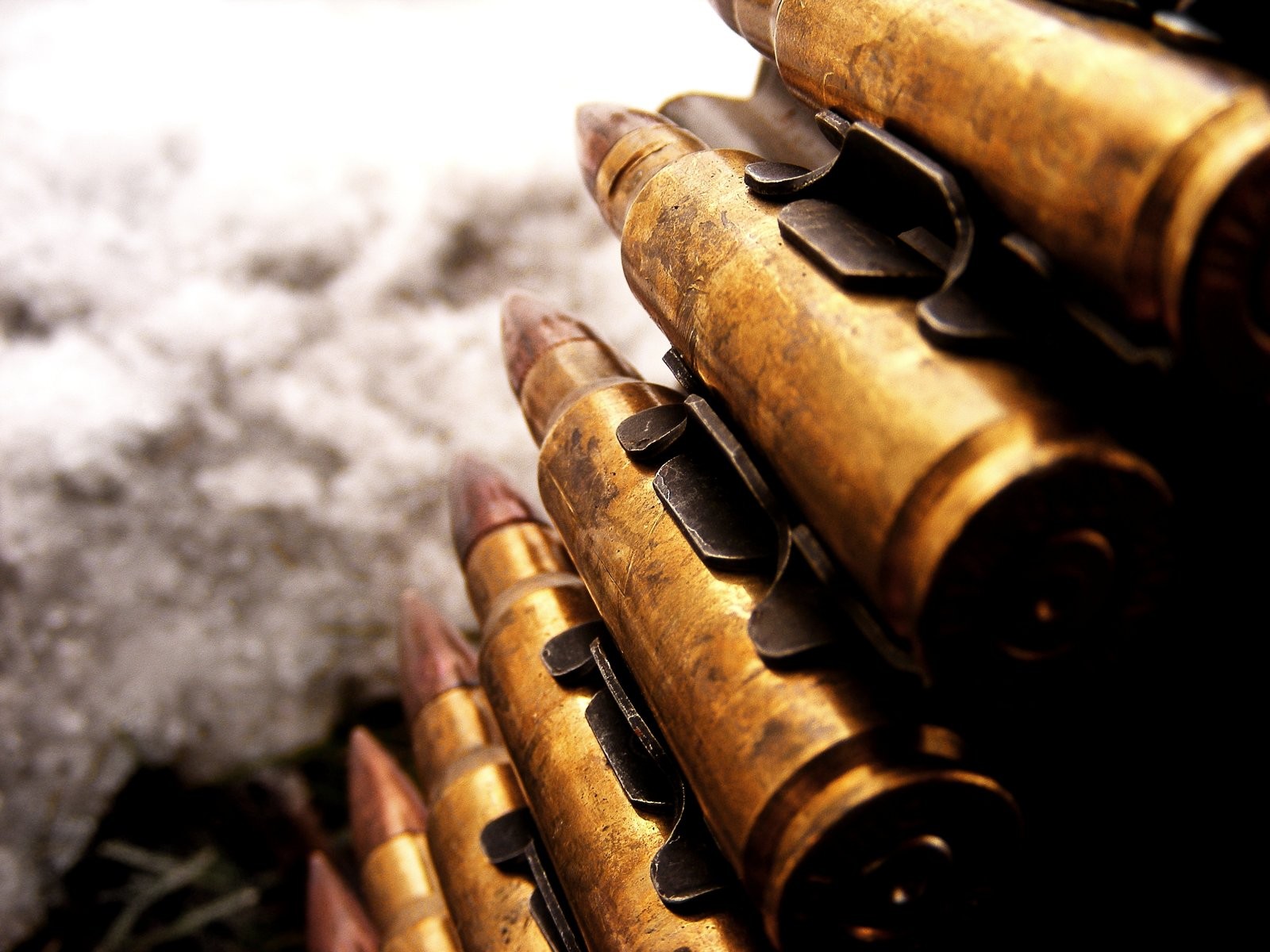 General 1600x1200 ammunition macro yellow metal bullet closeup grunge military .50 BMG weapon ammobelt war